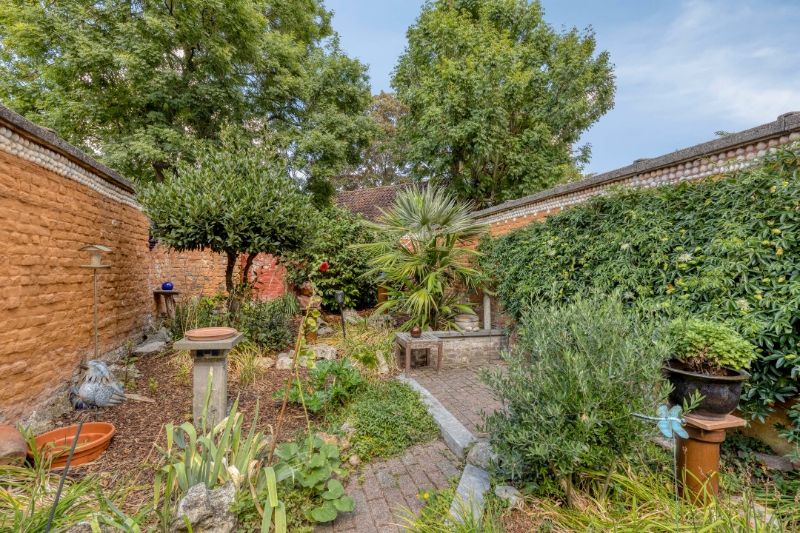 KARAKTERVOLLE BURGERWONING MET TUIN IN EEN RUSTIGE BUURT foto 5