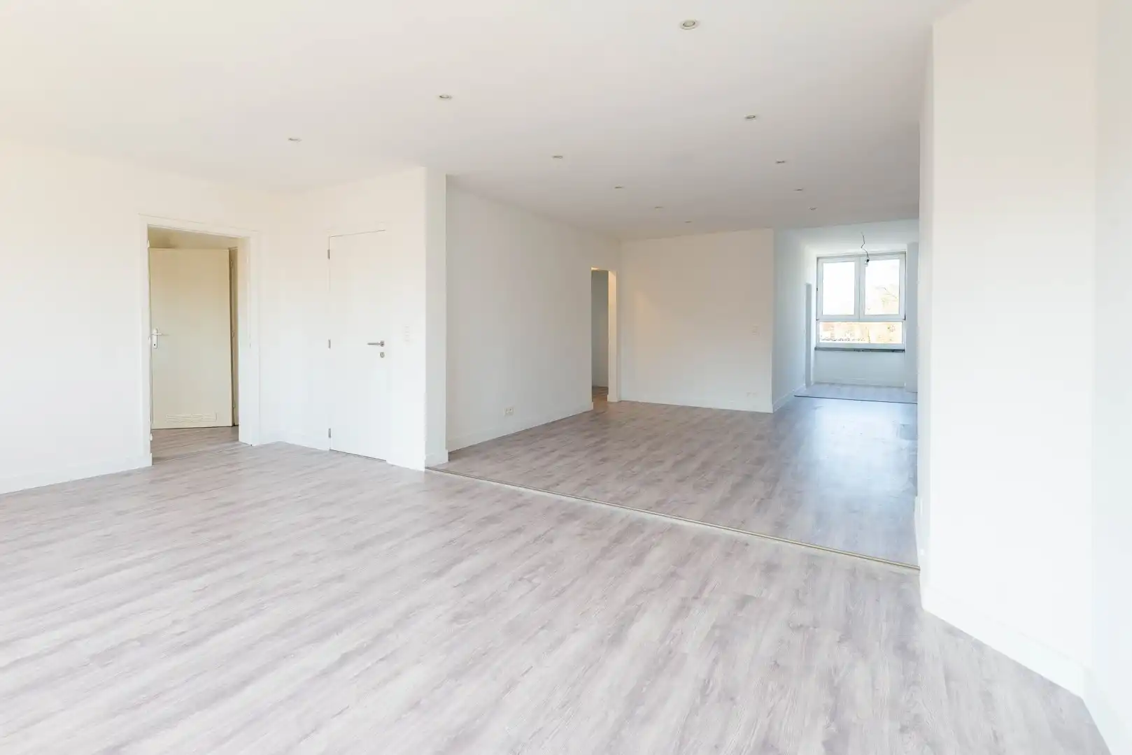 Instapklaar en ruim appartement in het hart van Ekeren! foto 5