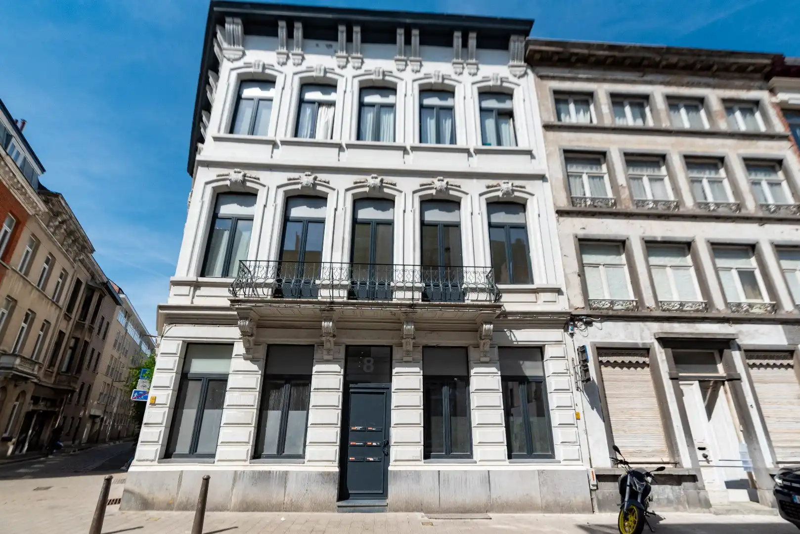 Instapklaar appartement met veel lichtinval en terras foto {{pictureIndex}}