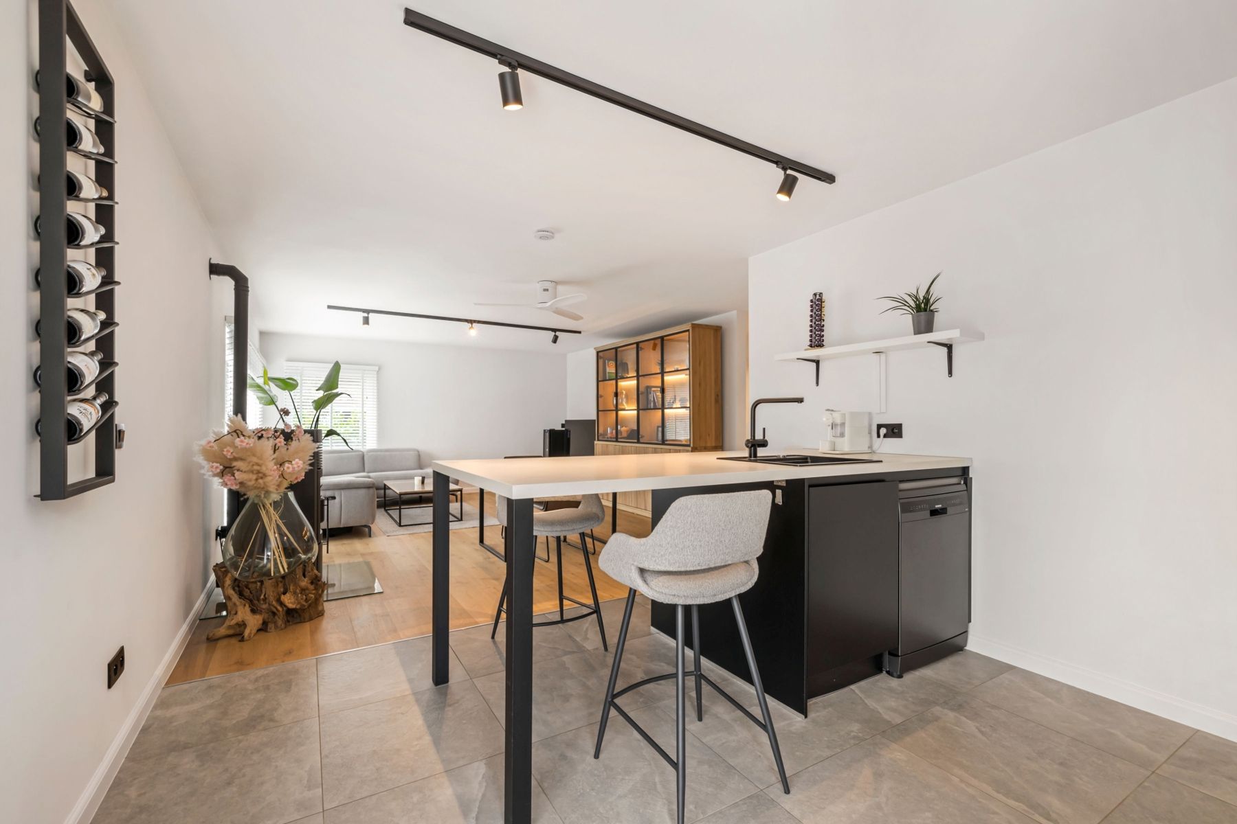 Volledig gerenoveerde bungalow instapklaar foto 8