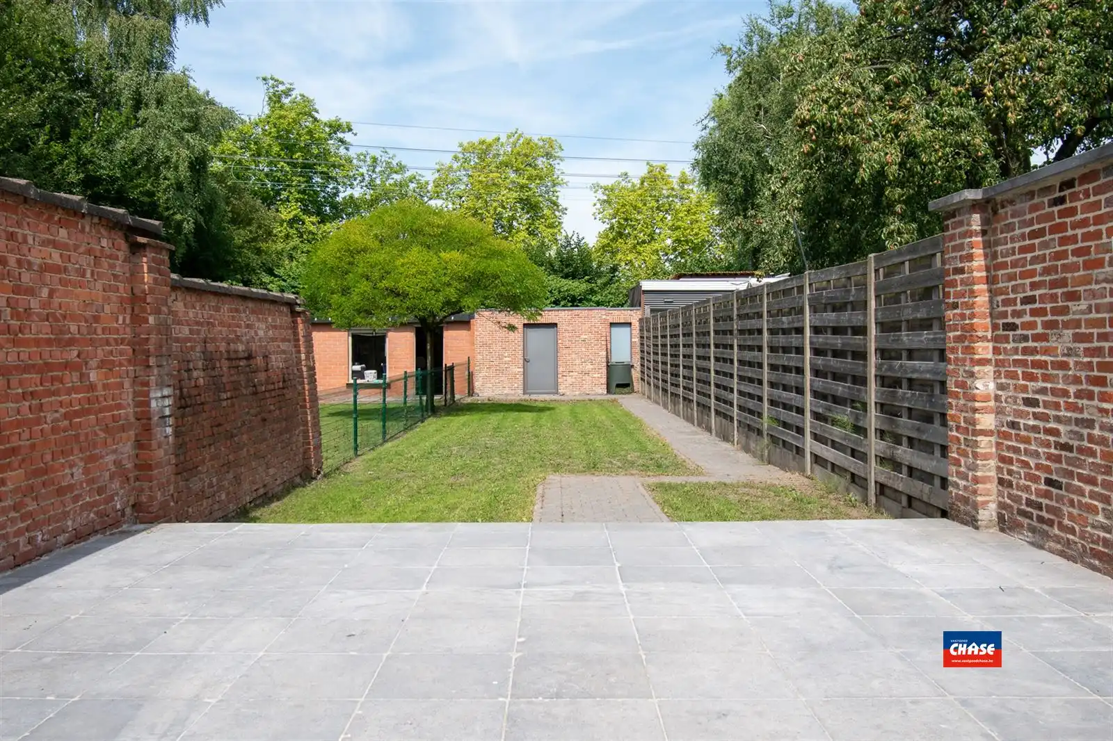 Gerenoveerde rijwoning met 3 slpks en grote tuin foto 7