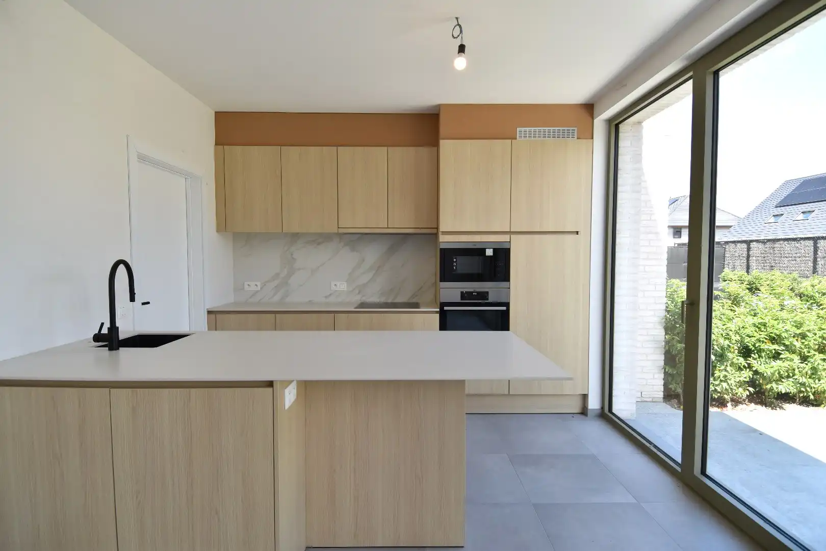 Nieuwbouwwoning (instapklaar!) met 3 slaapkamers, garage en zonnige tuin te koop nabij Bergelen te Gullegem foto 3