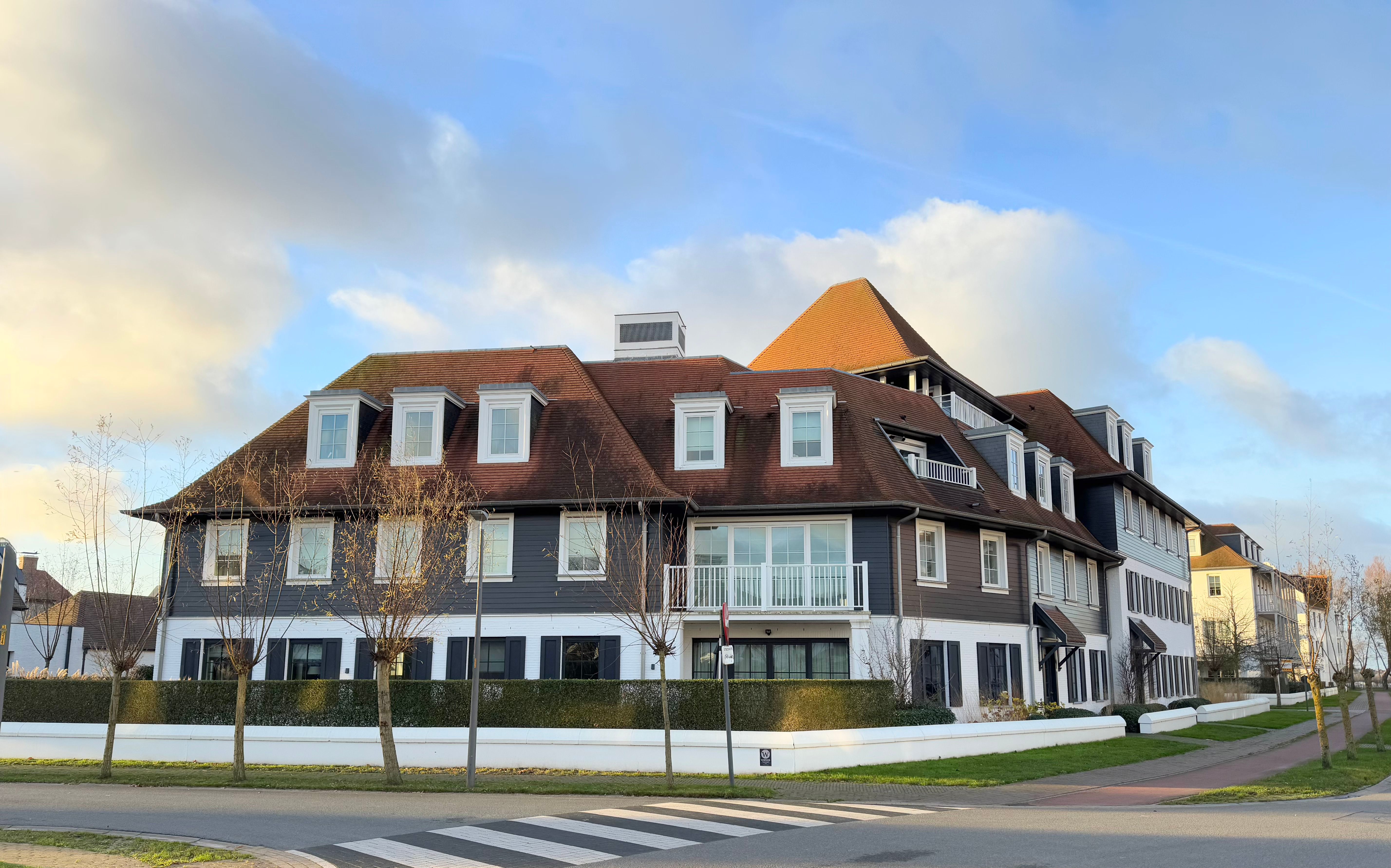 Lumineus hedendaags hoekappartement rustig gelegen in een villaresidentie in Duinenwater. foto {{pictureIndex}}