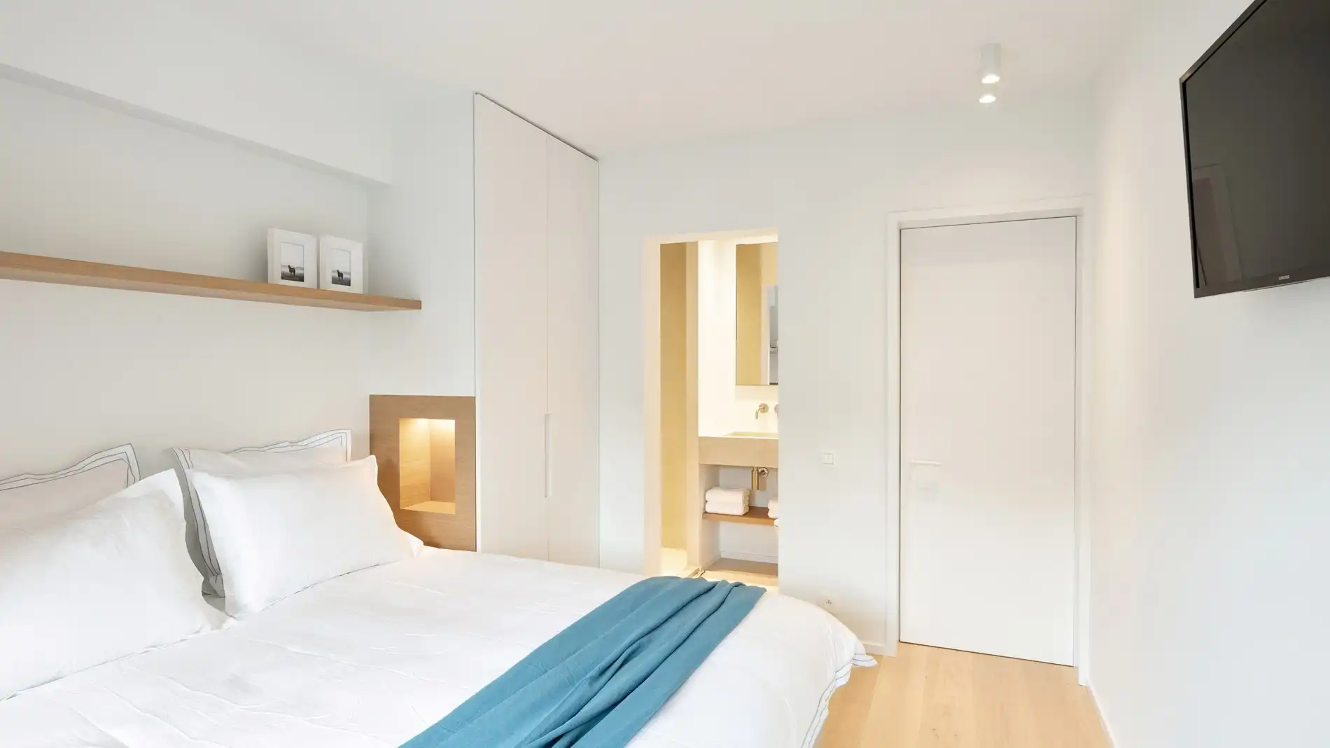 Centraal gelegen, volledig gerenoveerd appartement met drie slaapkamers. foto 12