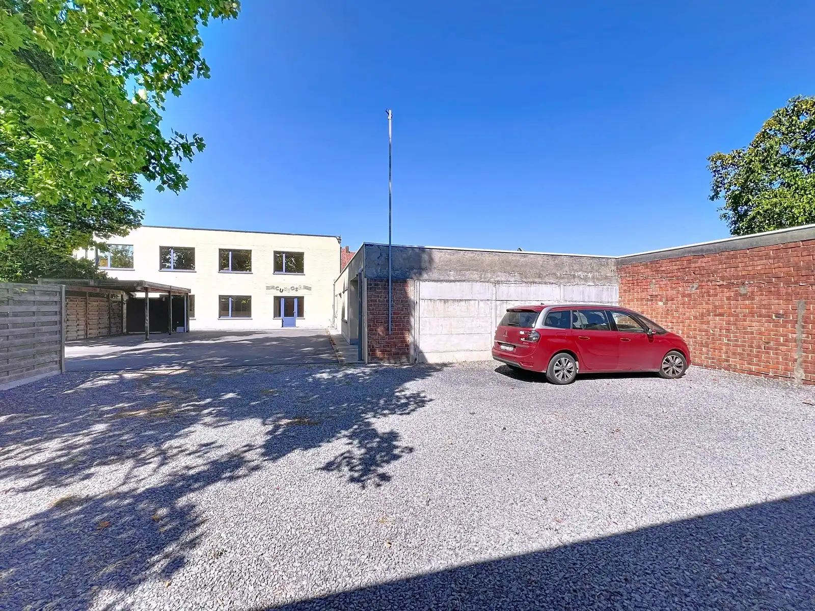 KANTOORGEBOUW (124 m²) met ATELIER (630 m²) én eigen parking op zeer goede ligging nabij centrum KORTRIJK ! foto 2