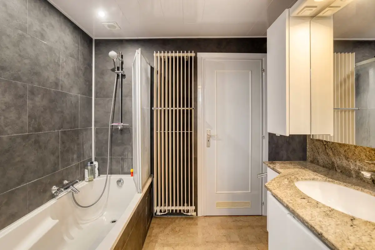 Gerenoveerde halfopen bebouwing met 4 slaapkamers, bureau en tuin in centrum Brasschaat foto 14