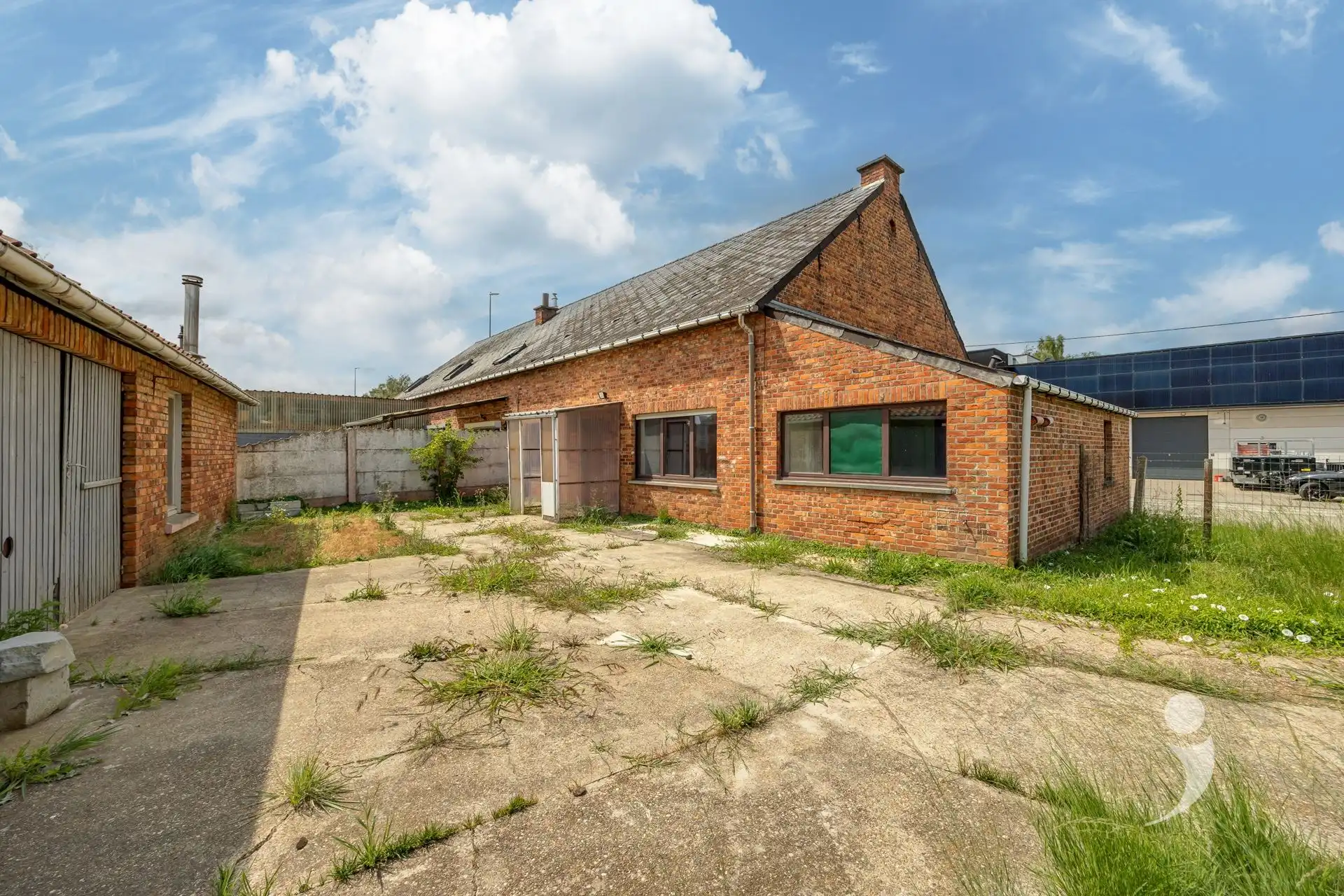 Te renoveren woning met veel potentiëel foto 24