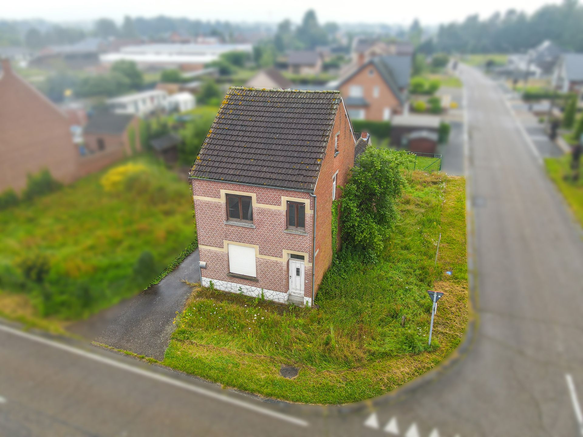 Rustig gelegen te renoveren gezinswoning op meer dan 5 are! foto 4