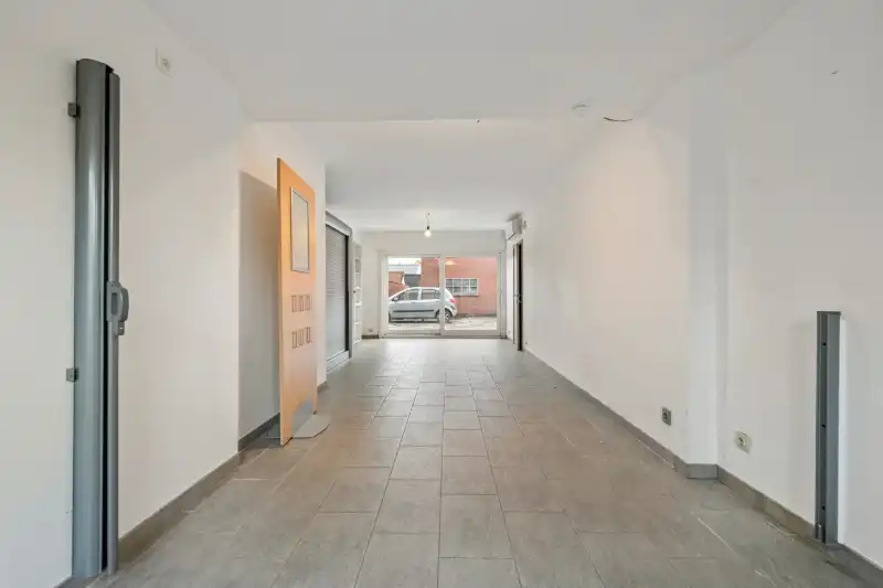 Zonnebeke. Half-open polyvalent ruim gebouw / handelshuis met apart magazijn van +/- 170m2 en  3-5 slaapkamers en apart kantoor / hobby / handelsruimte. Goede staat ! foto 4