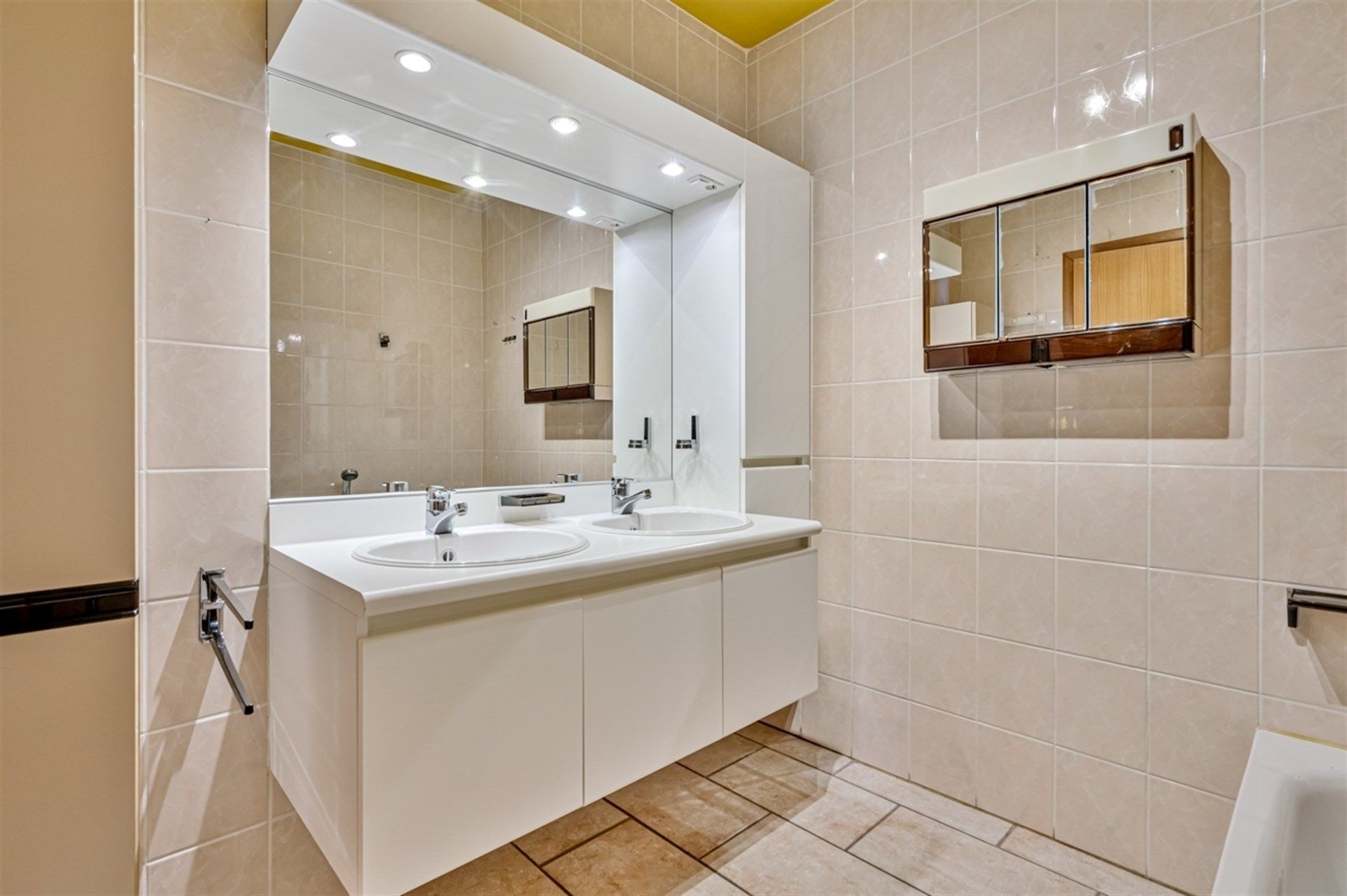 Ruim appartement met twee slaapkamers in het centrum van Aalst! foto 12
