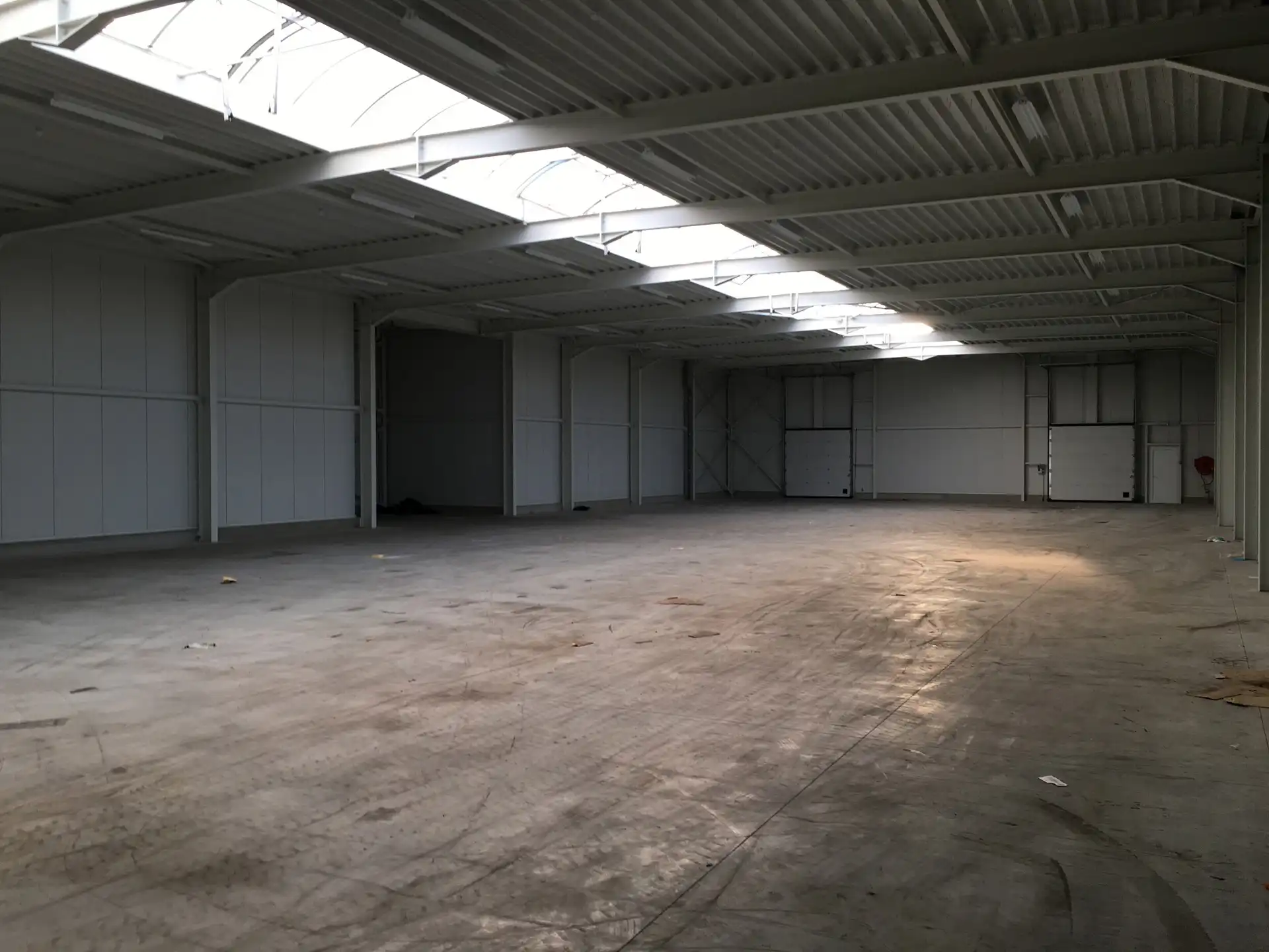 BEDRIJFSGEBOUW VAN 1000M² MET LAADKADE        foto 7