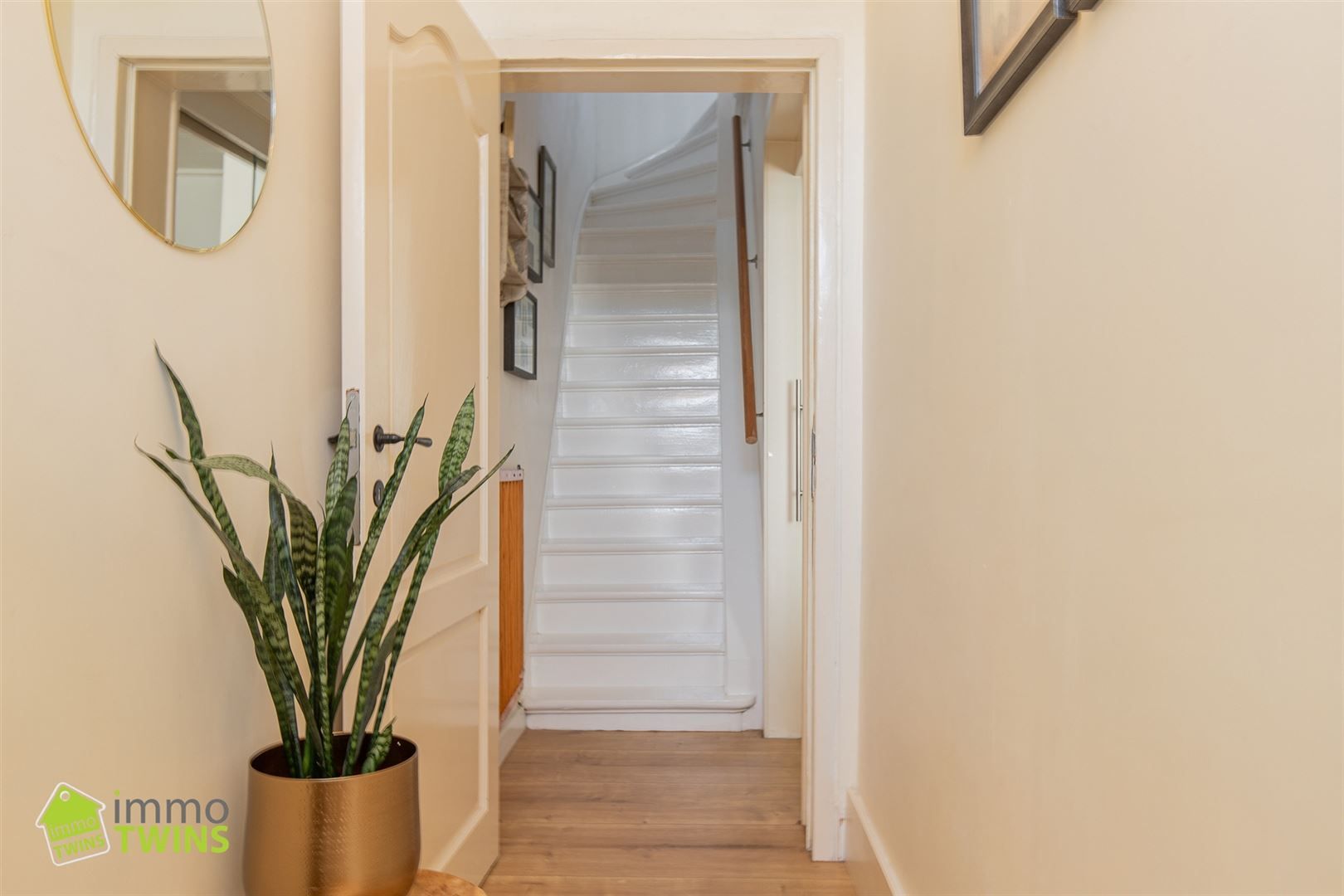 Halfopen bebouwing met karakter, comfort én een droomtuin! foto 9