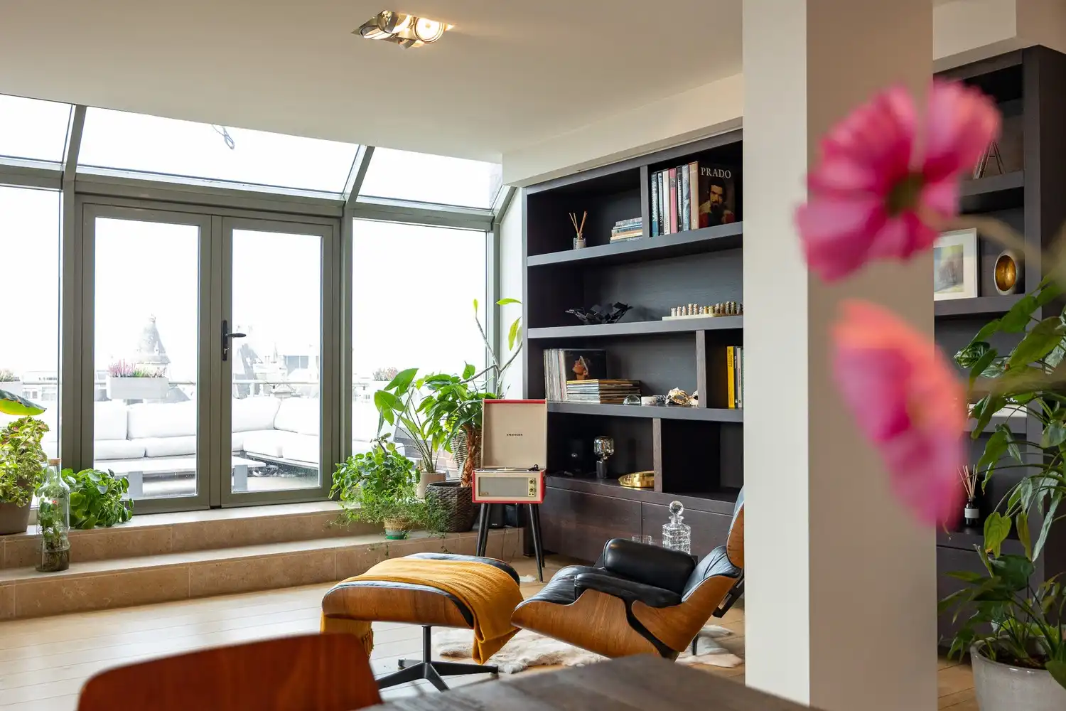 Fantastische energiezuinige penthouse (EPC B!) aan de Nationale Bank met 2 slaapkamers en 2 badkamers, zalig terras 20m², ruime kelder en 2 optionele garages foto 7