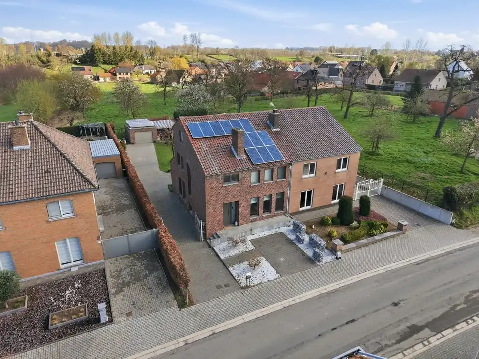 Instapklare gezinswoning met 3 slaapkamers en ruime tuin en garage in Tongeren foto 2