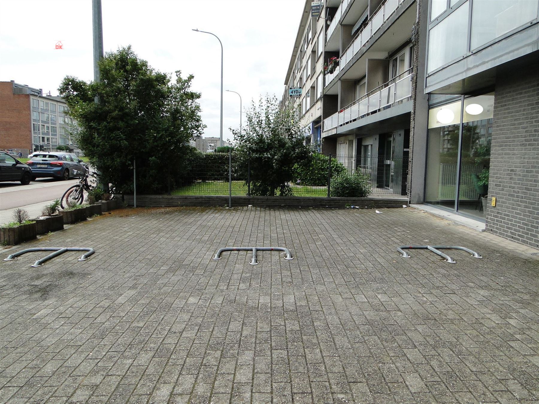 Handelsgelijkvloers met 3 bovengrondse autostaanplaatsen gelegen vooraan het gebouw foto 3