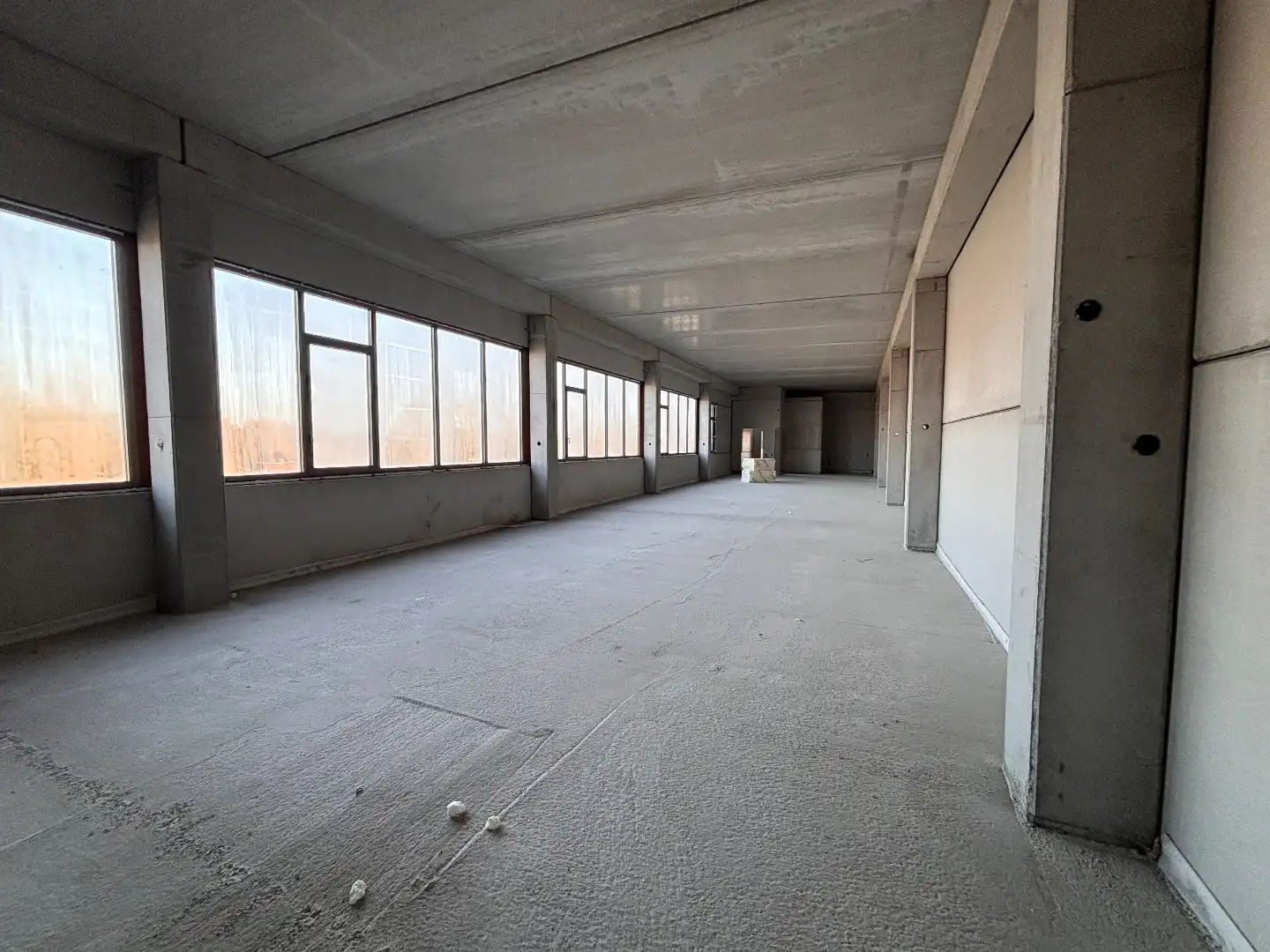 Logistieke bedrijfshal - 6834 m² & 350m² kantoren - met mogelijkheid tot 1200 m² extra kantoren. Superligging! foto 6