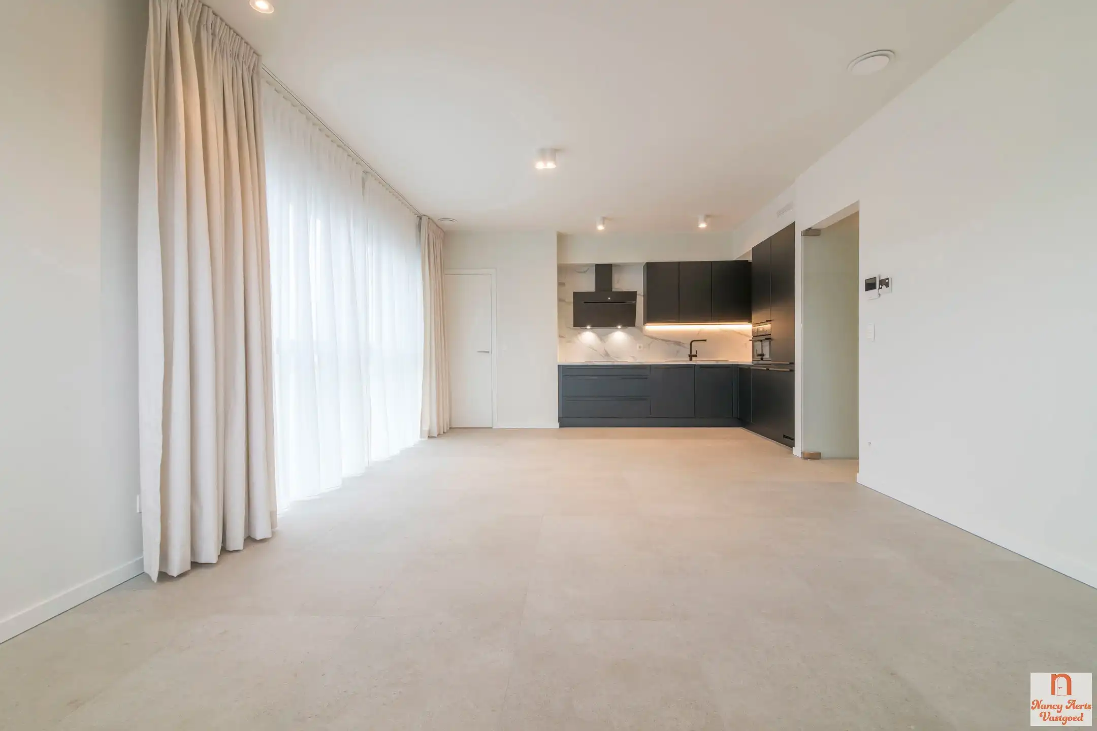 Instapklaar appartement met tuin en carport op toplocatie foto 2