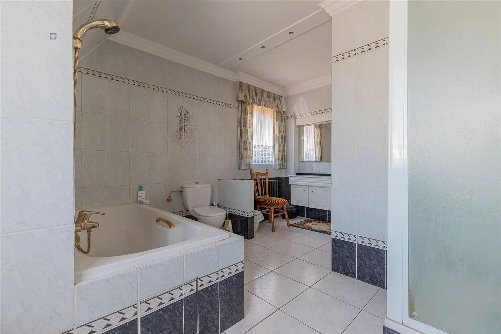 Karaktervolle villa met bijgebouw en ruime parking foto 13