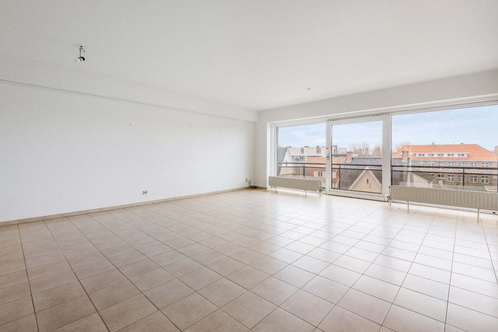 Zuid-west gericht twee slaapkamerappartment met open zicht en tandemgaragebox in de Koningslaan. foto 4