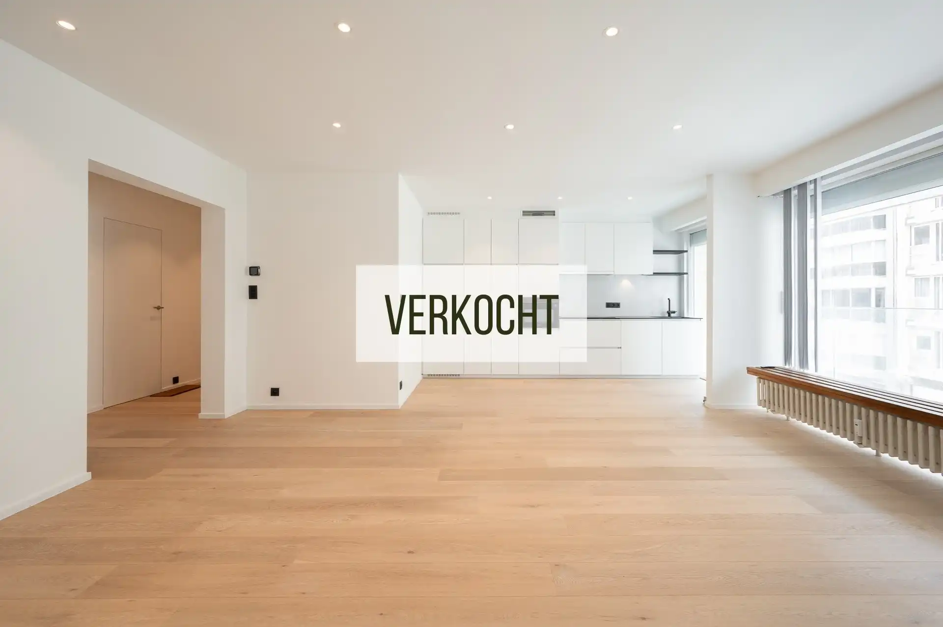 Ruim, gerenoveerd appartement met zonneterras en zijdelings zeezicht. foto {{pictureIndex}}