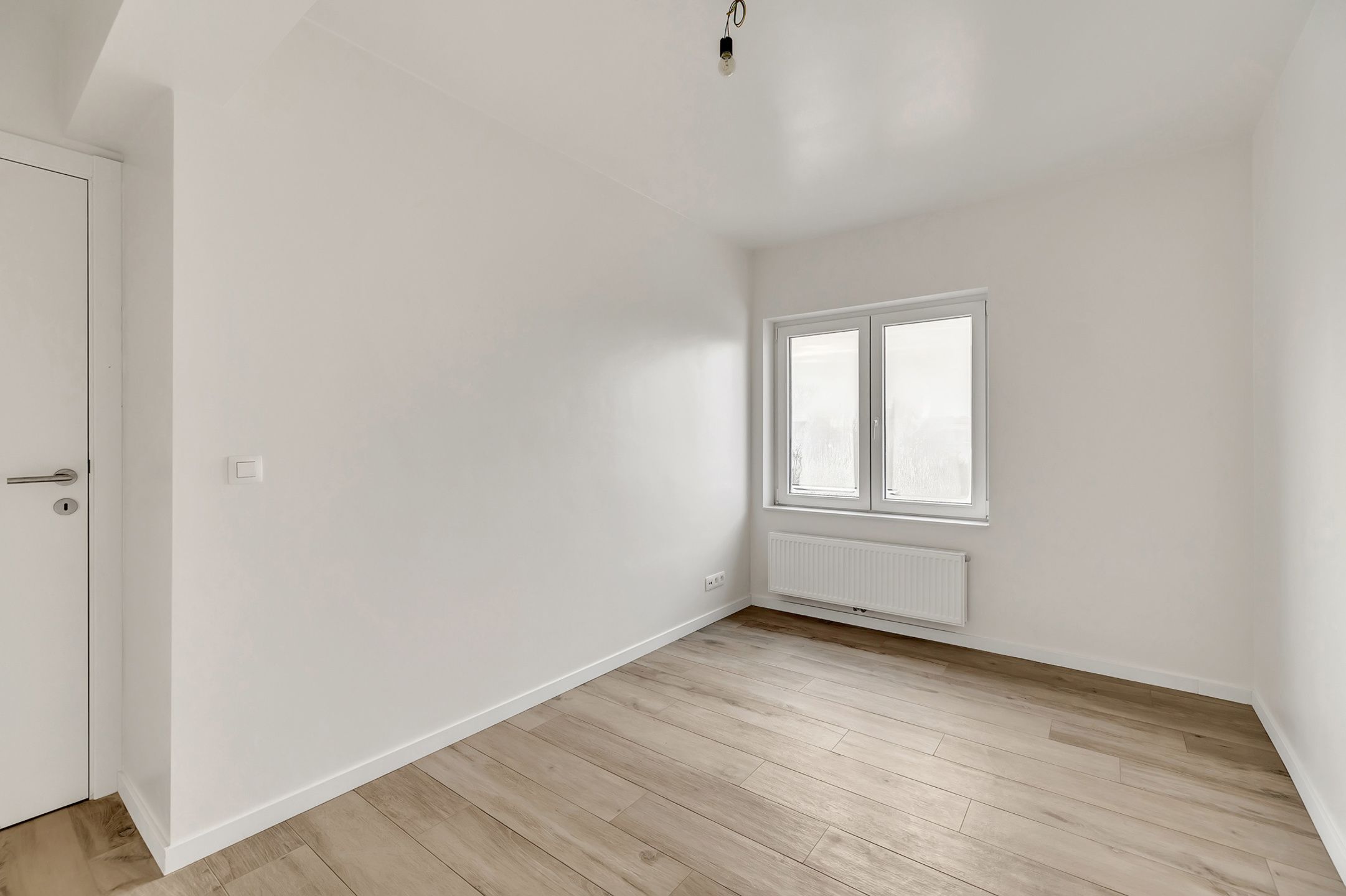 Totaal gerenoveerd appartement met 2 slpks en garage foto 15