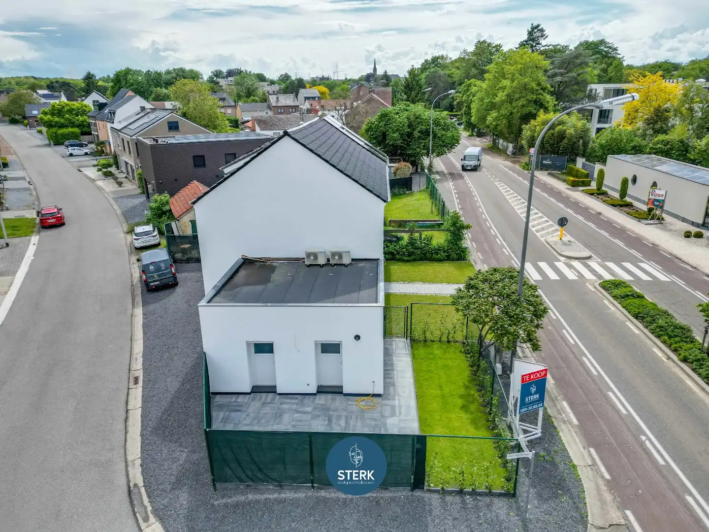 MODERN GERENOVEERDE GEZINSWONING MET 5 SLPKS + 2 BADKAMERS TE LANAKEN !  foto 3