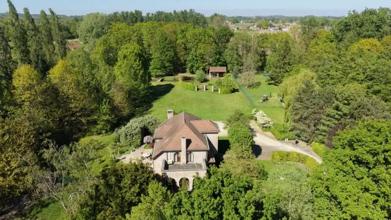 Ruime villa van 336m² op 1 hectare 45 are met vijver foto 31