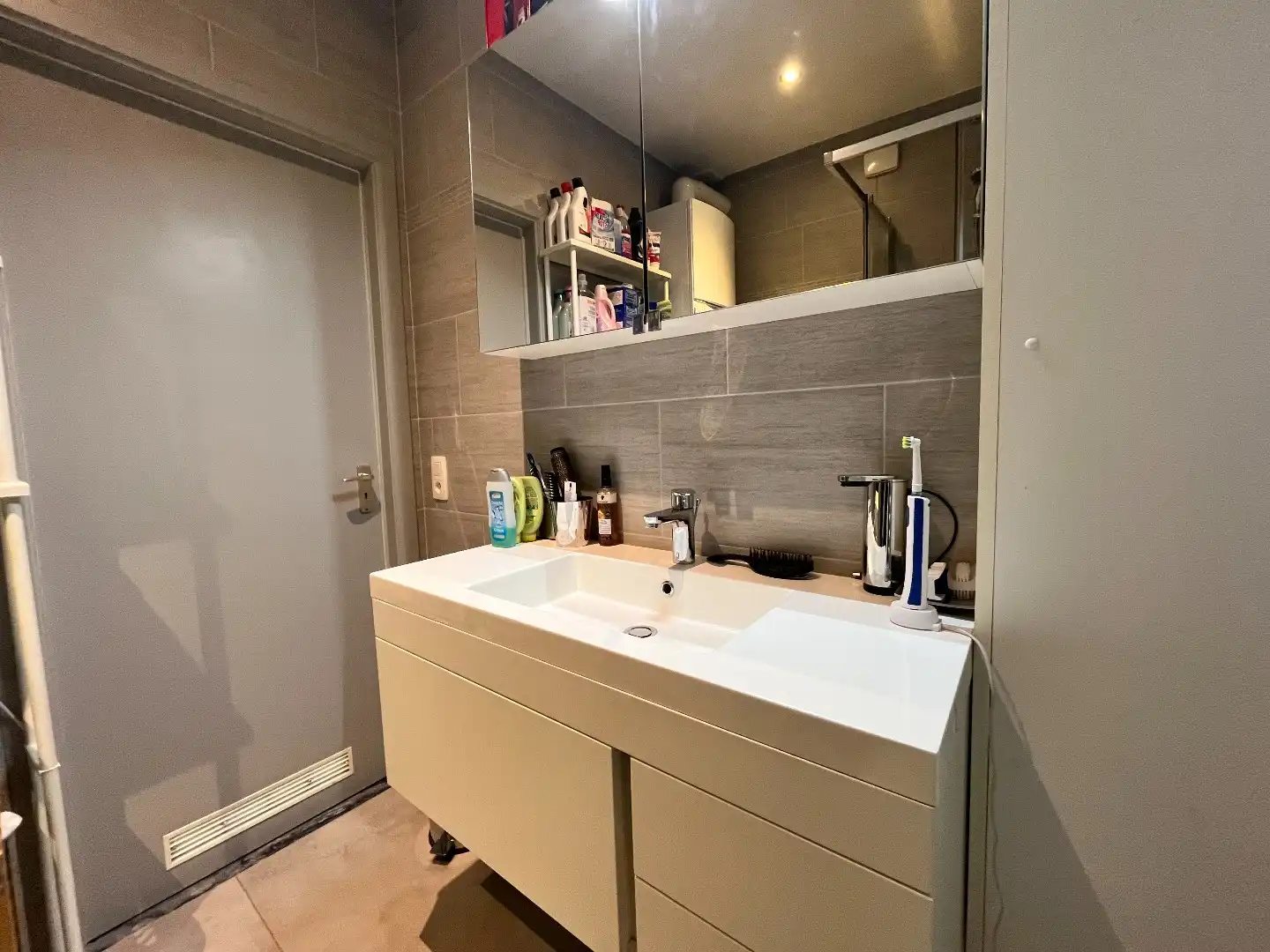 Hedendaags appartement met garage foto 13