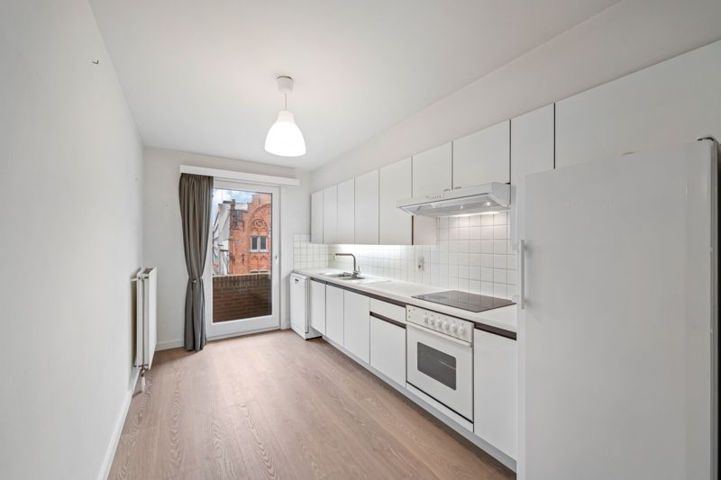 Roeselare-stadskern. Ruim verzorgd appartement van 118m3 met 3 slaapkamers, 2 terrassen, 3de verdieping. Uiterst ruim met zicht op de Grote Markt. TOPPER ! foto 8