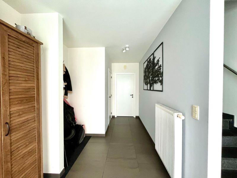 VERZORGDE EN INSTAPKLARE WONING MET DRIE SLAAPKAMERS EN GARAGE foto 2