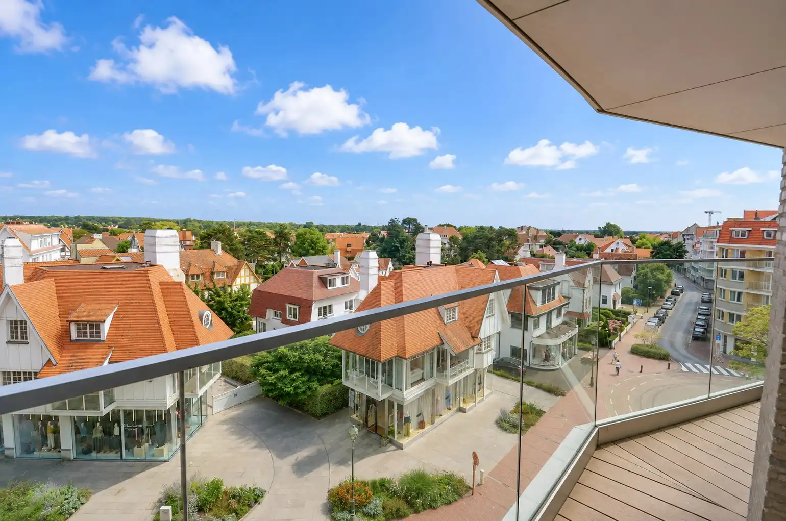 Prestigieus gerenoveerd appartement afgewerkt met hoogwaardige materialen gelegen nabij het Driehoeksplein. foto 2