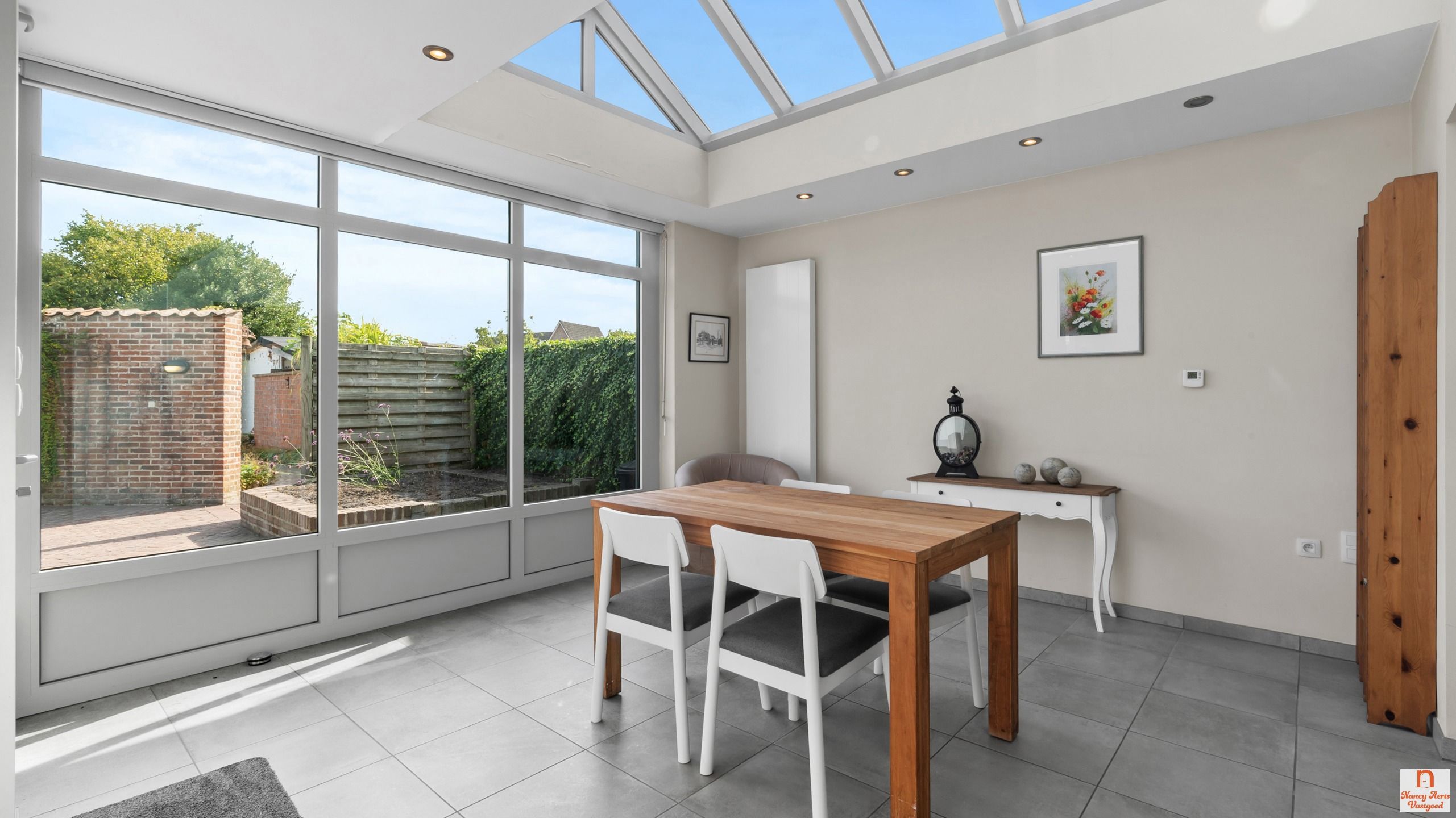 Instapklare woning met uitzonderlijk grote tuin met vijver foto 10