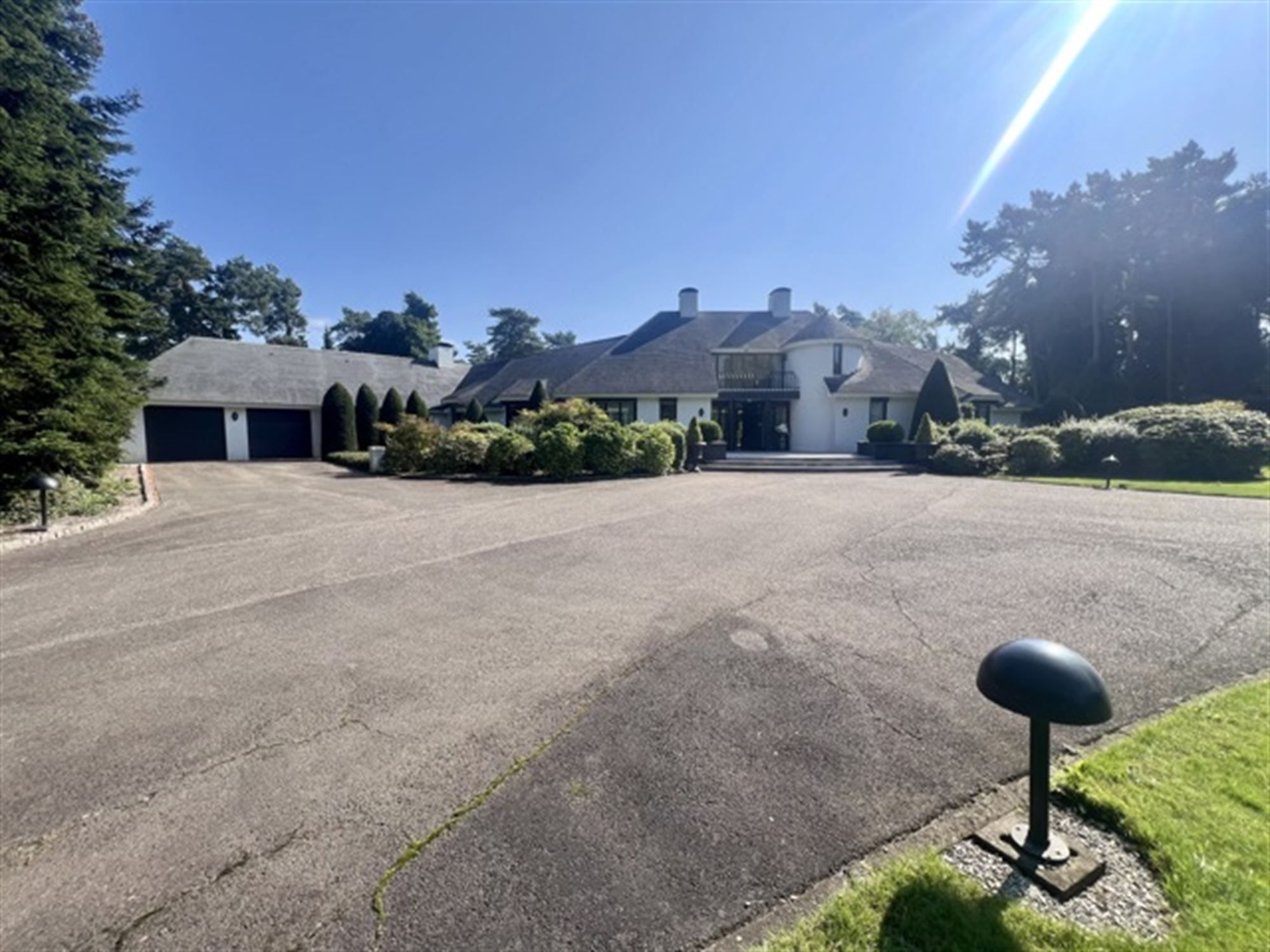 Statig landgoed met binnenzwembad op toplocatie foto {{pictureIndex}}