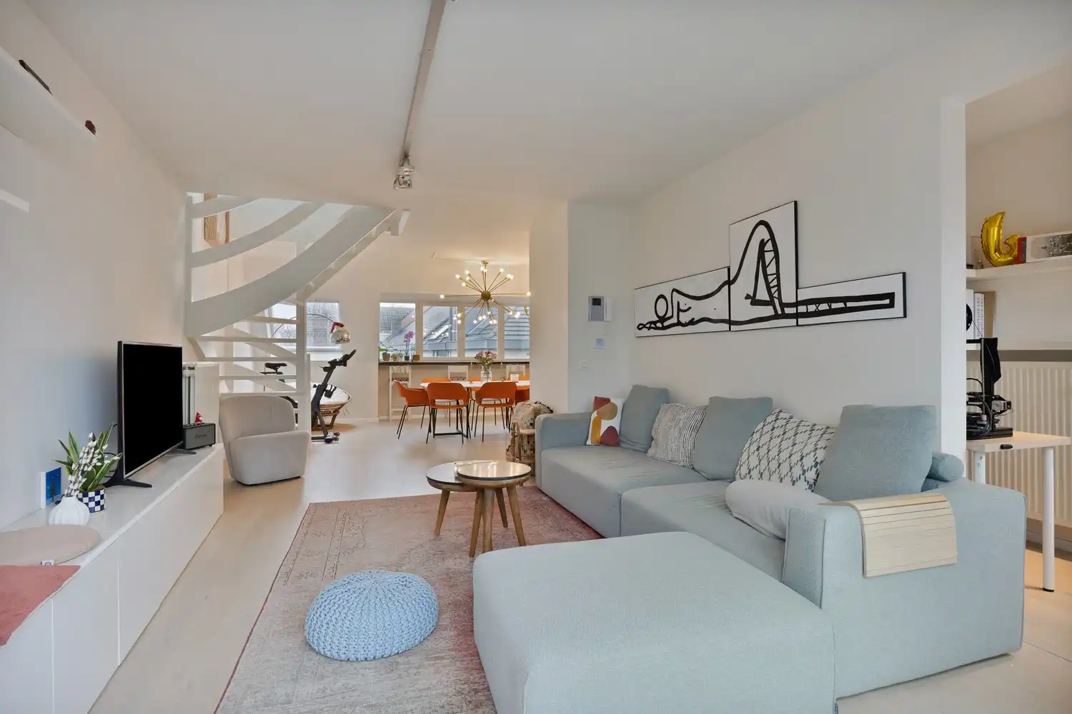 Ruim en energiezuinig duplex appartement met veel lichtinval, gelegen op wandelafstand van het Station Gent-Dampoort. foto {{pictureIndex}}