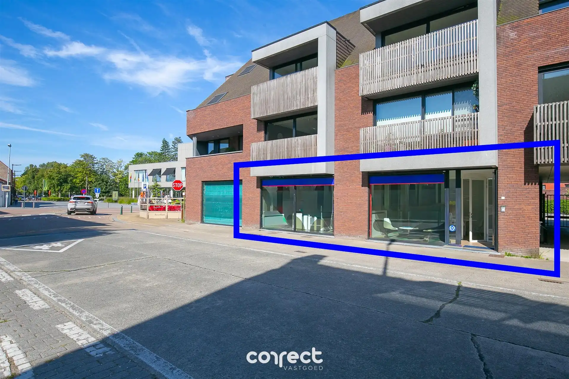 Perfect gelegen kantoor met voorzieningen en etalage. foto {{pictureIndex}}