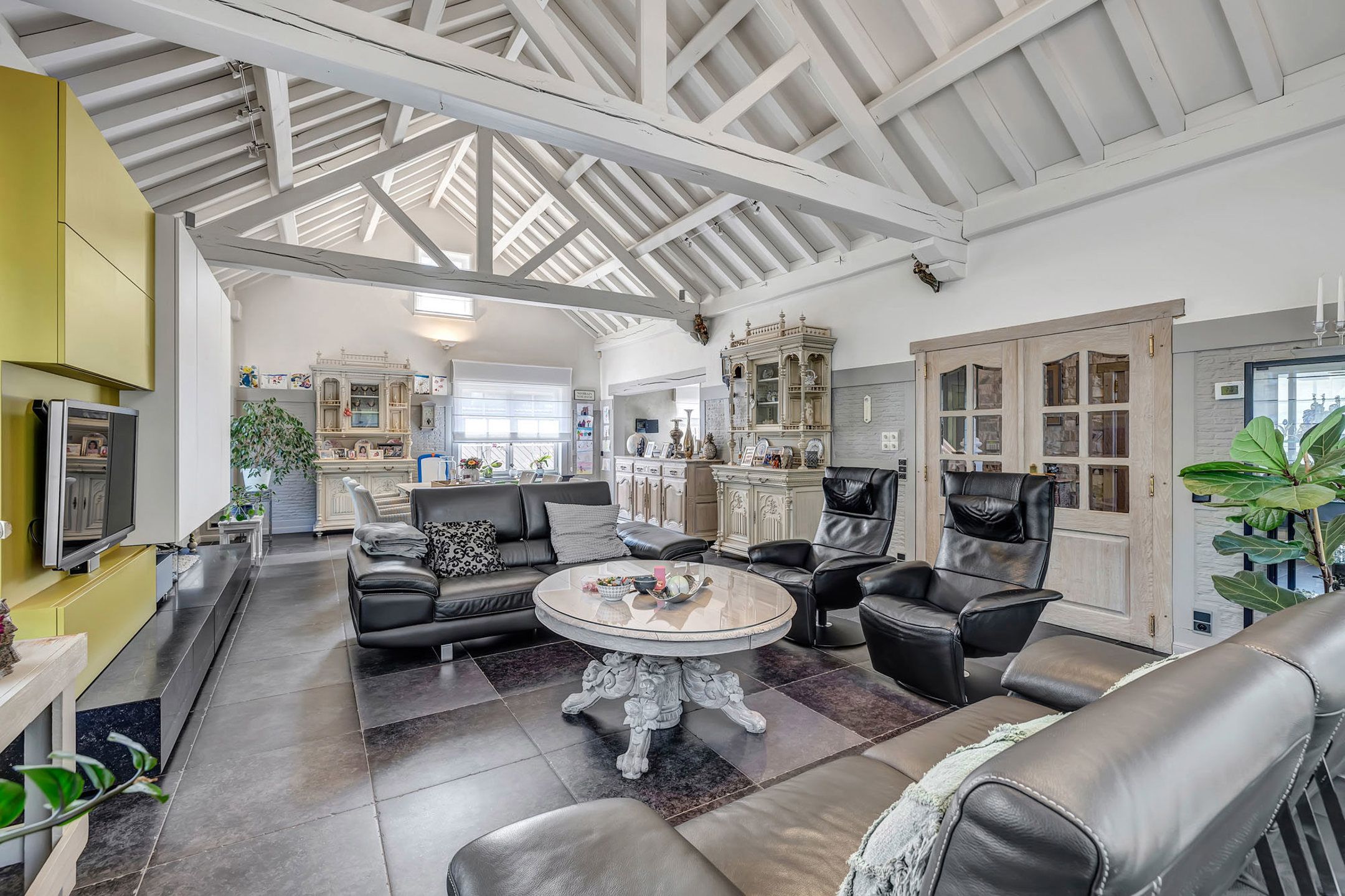 Instapklare ruime woning met loods(verkoop onder aandelen) foto 4