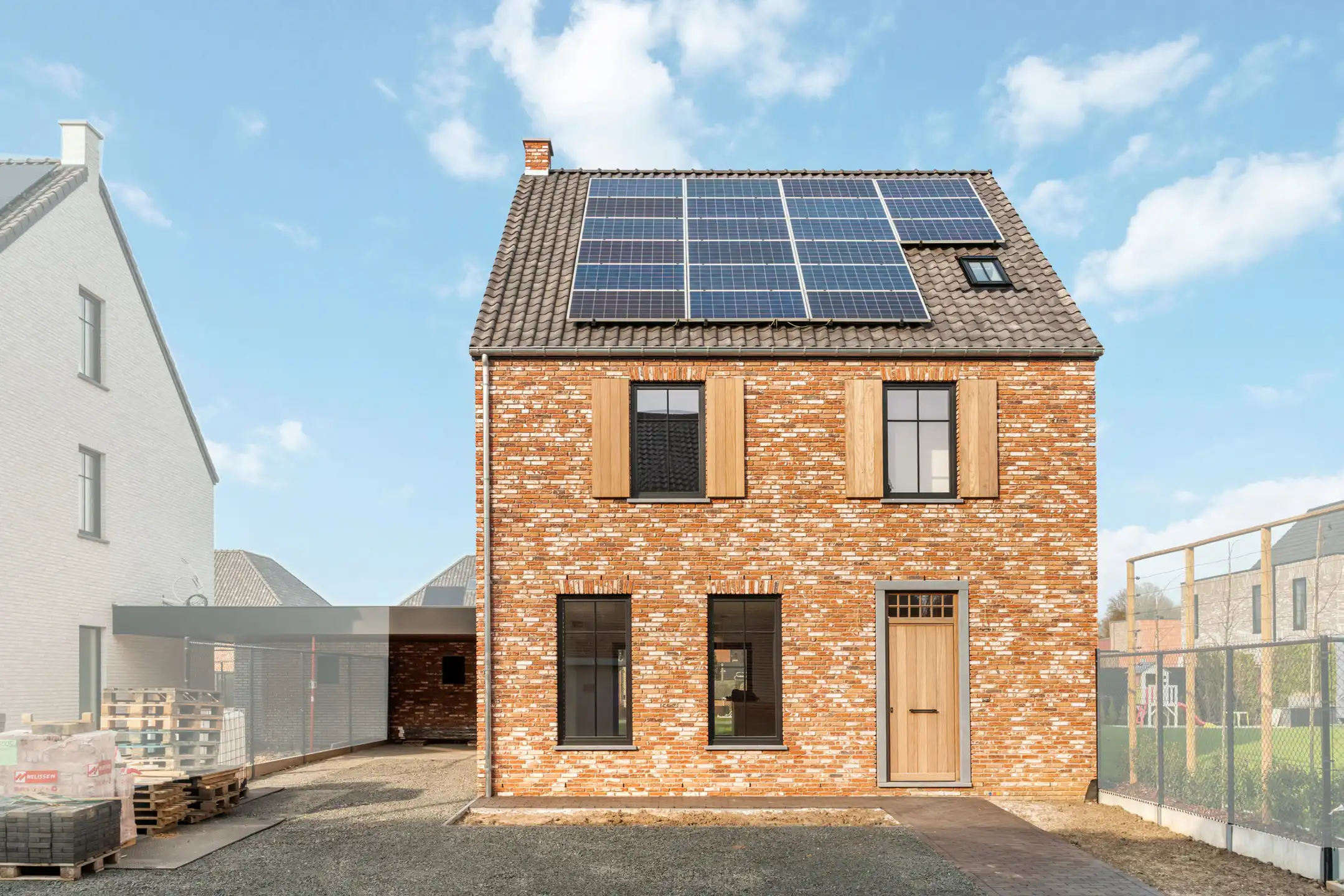 Charmante nieuwbouwwoning met carport te Zichen.  foto {{pictureIndex}}