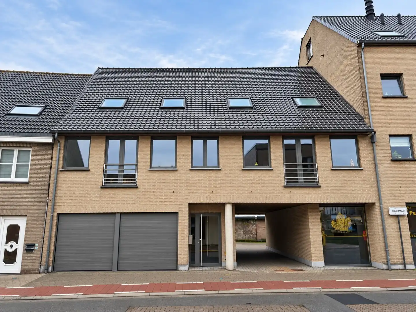 Ruim en instapklaar duplexappartement met 3 slaapkamers en garage in hartje Waarschoot foto {{pictureIndex}}