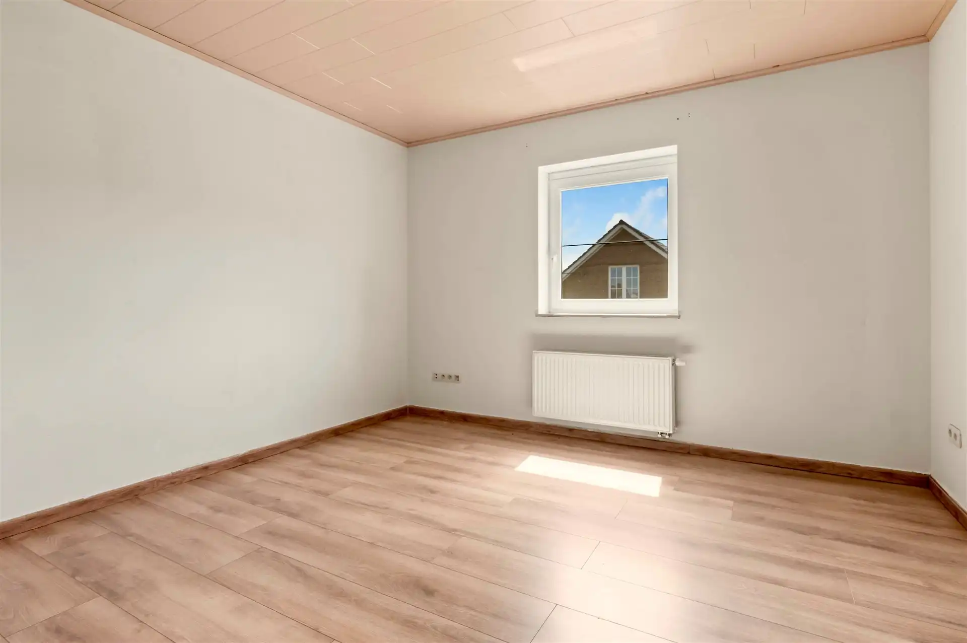Knappe, ruime instapklare woning met 4 slpks, 2 bdks en tuin foto 21