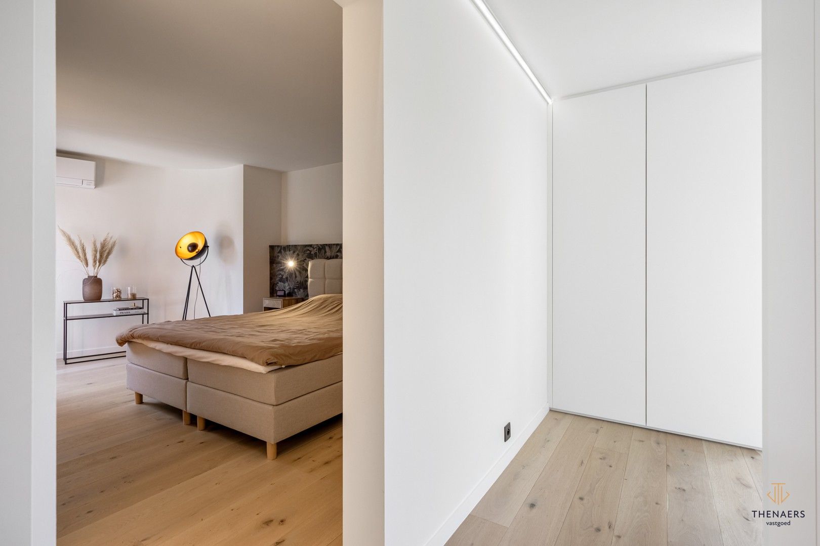 UNIEKE GERENOVEERDE WONING MET 4 SLAAPKAMERS EN PRACHTIG UITZICHT OP DE VELDEN. foto 32
