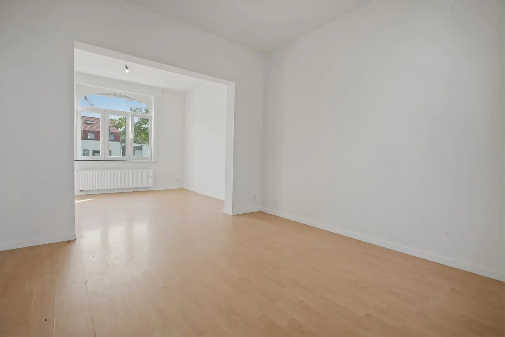 Recent gerenoveerde woning (2026), centraal gelegen aan het marktplein van Merkem! foto 6