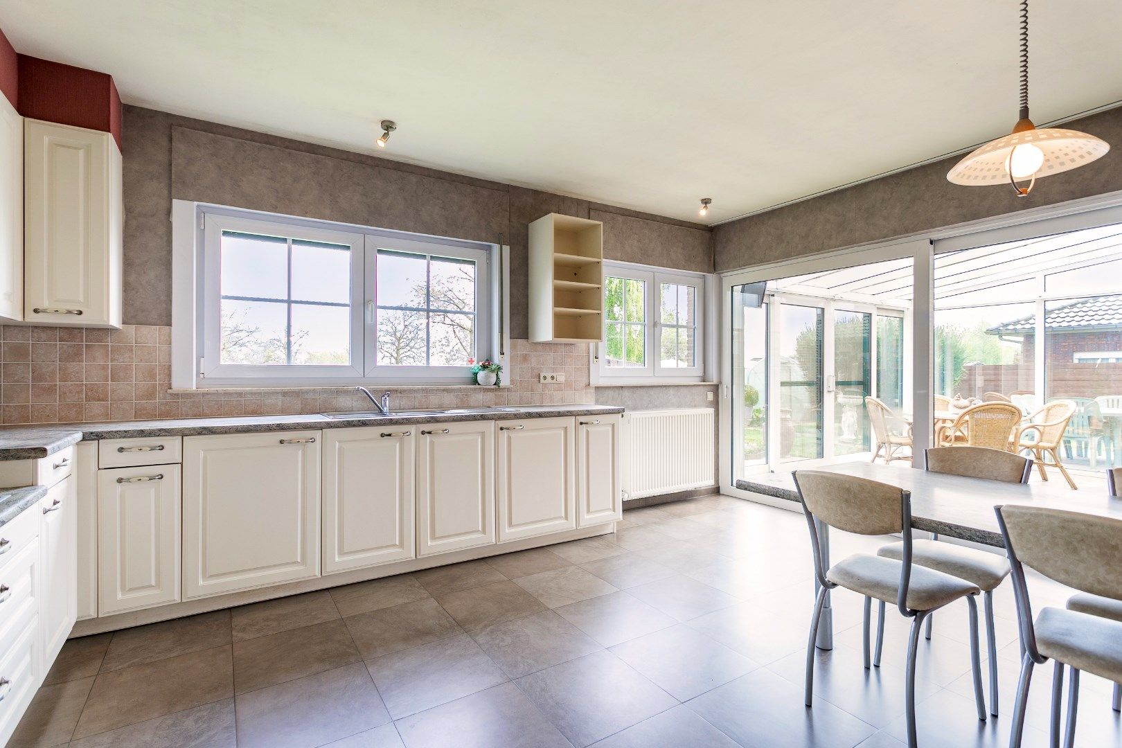 Villa op een perceel van 9a 74ca met garage en potentieel voor 4 à 5 slaapkamers. foto 9