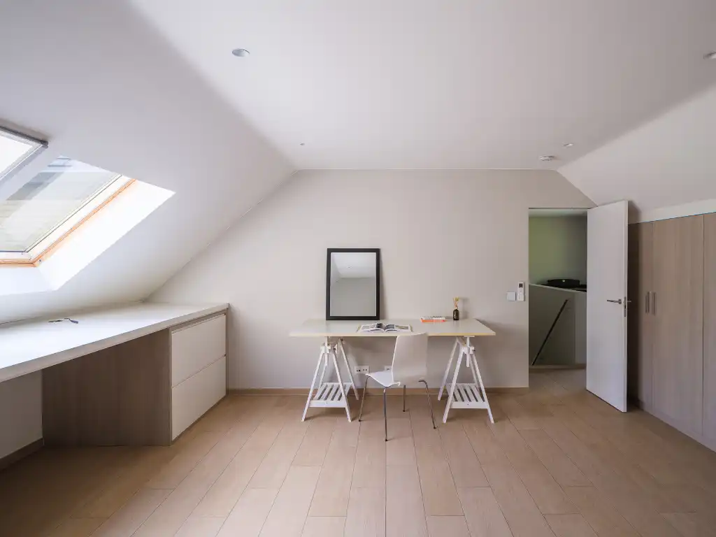 Imposante villa (BJ 2015) met onder meer een buitenzwembad en een sfeervol ingericht bijgebouw met sauna foto 22