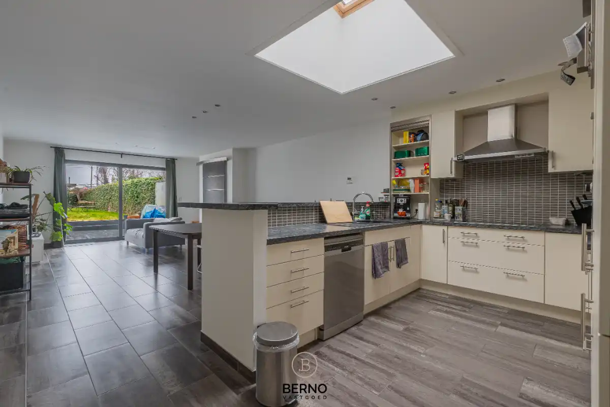 Gerenoveerde woning met garage op toplocatie foto 6