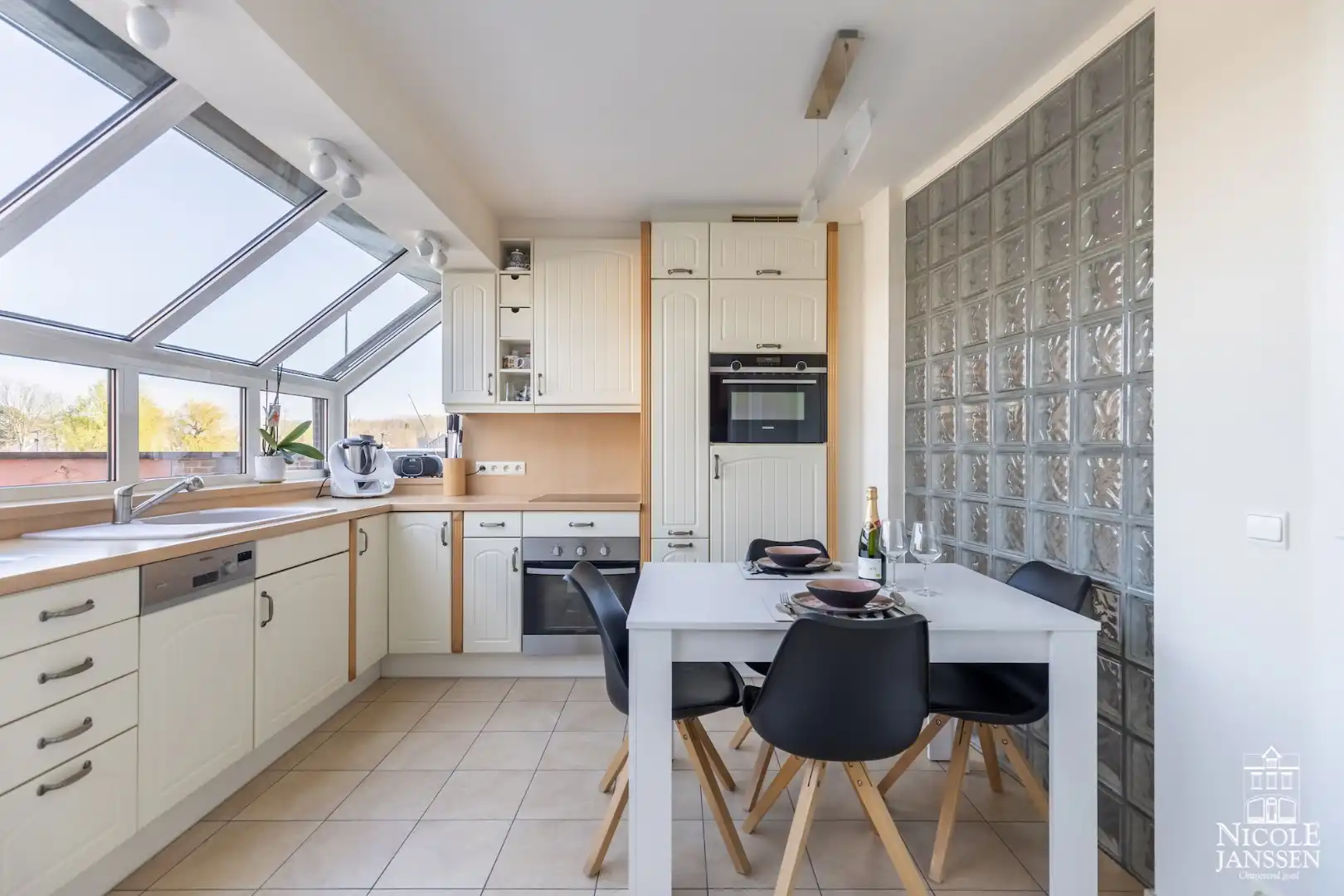 Zeer centraal gelegen en ruim ingedeeld duplex-appartement met mooi terras en garage foto 13
