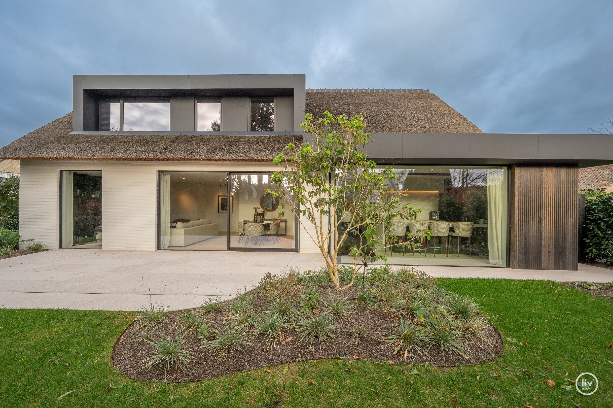 Super charmante villa, compleet gerenoveerd en mooi gelegen in een rustige villawijk op fietsafstand van het centrum van Knokke.  foto 35