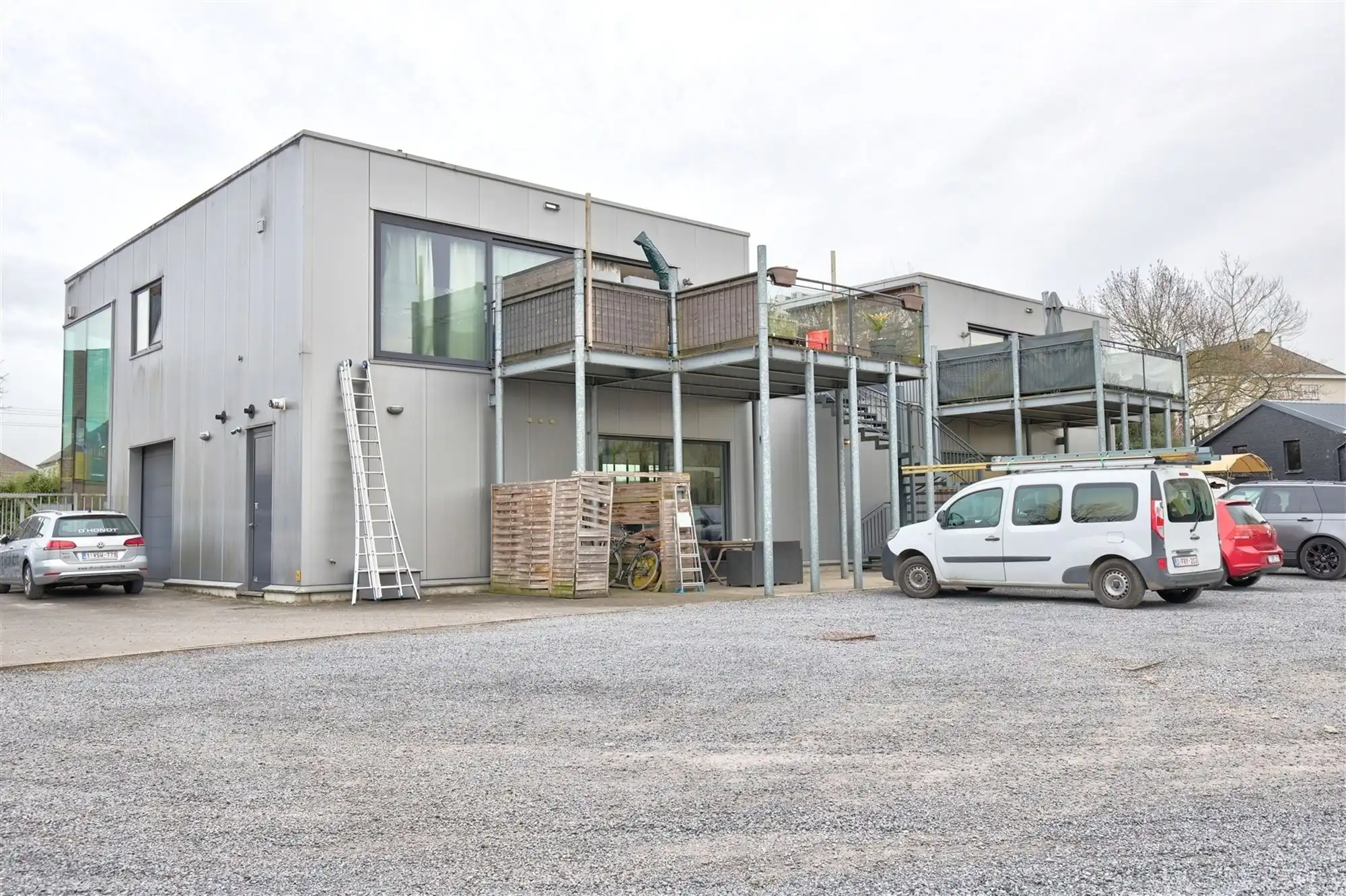 Zeer ruime showroom op een mooie zichtlocatie foto 15