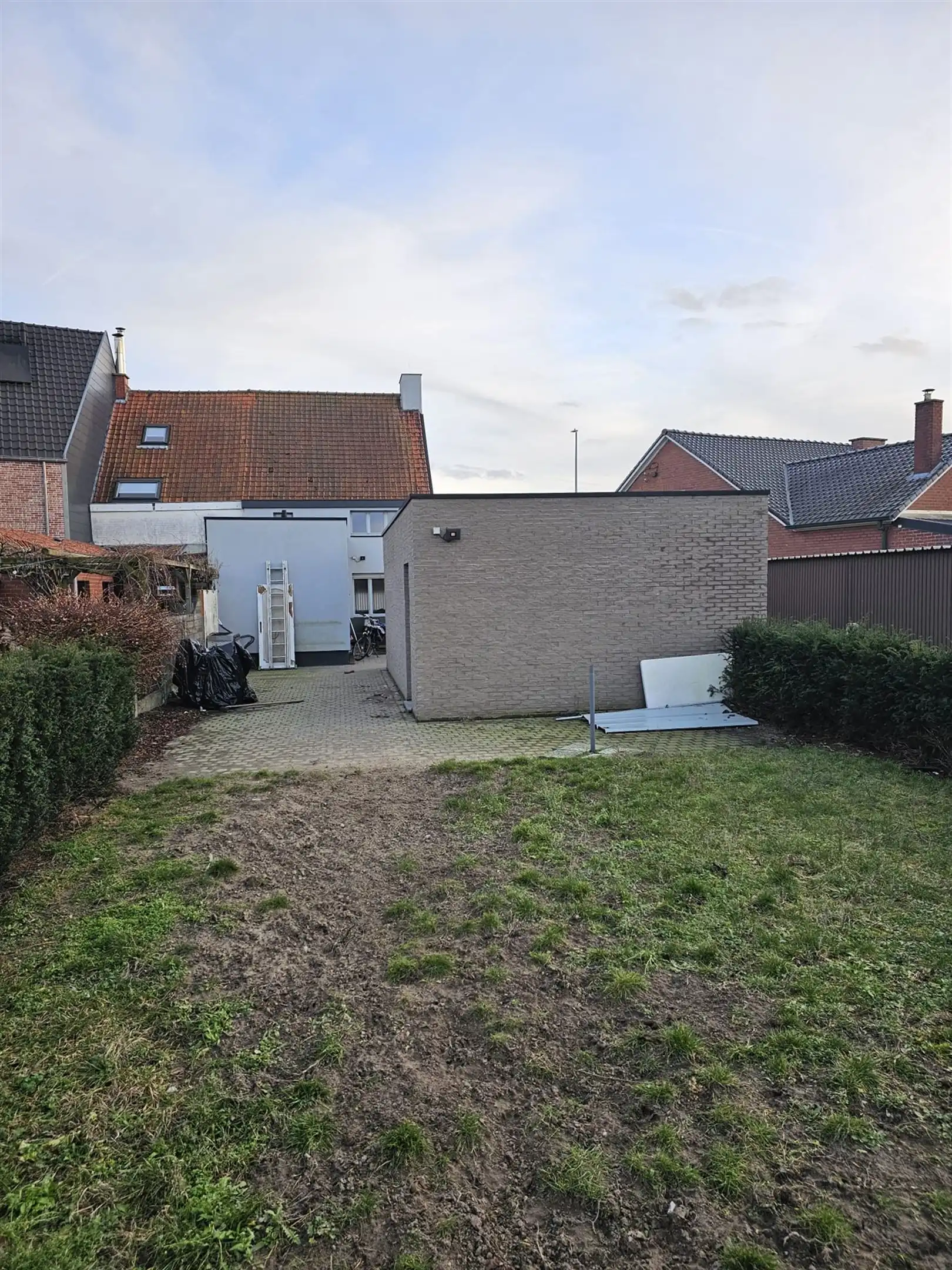 Gezellige halfopen bebouwing met 2 slaapkamers, grote tuin en ruime garage. foto 12