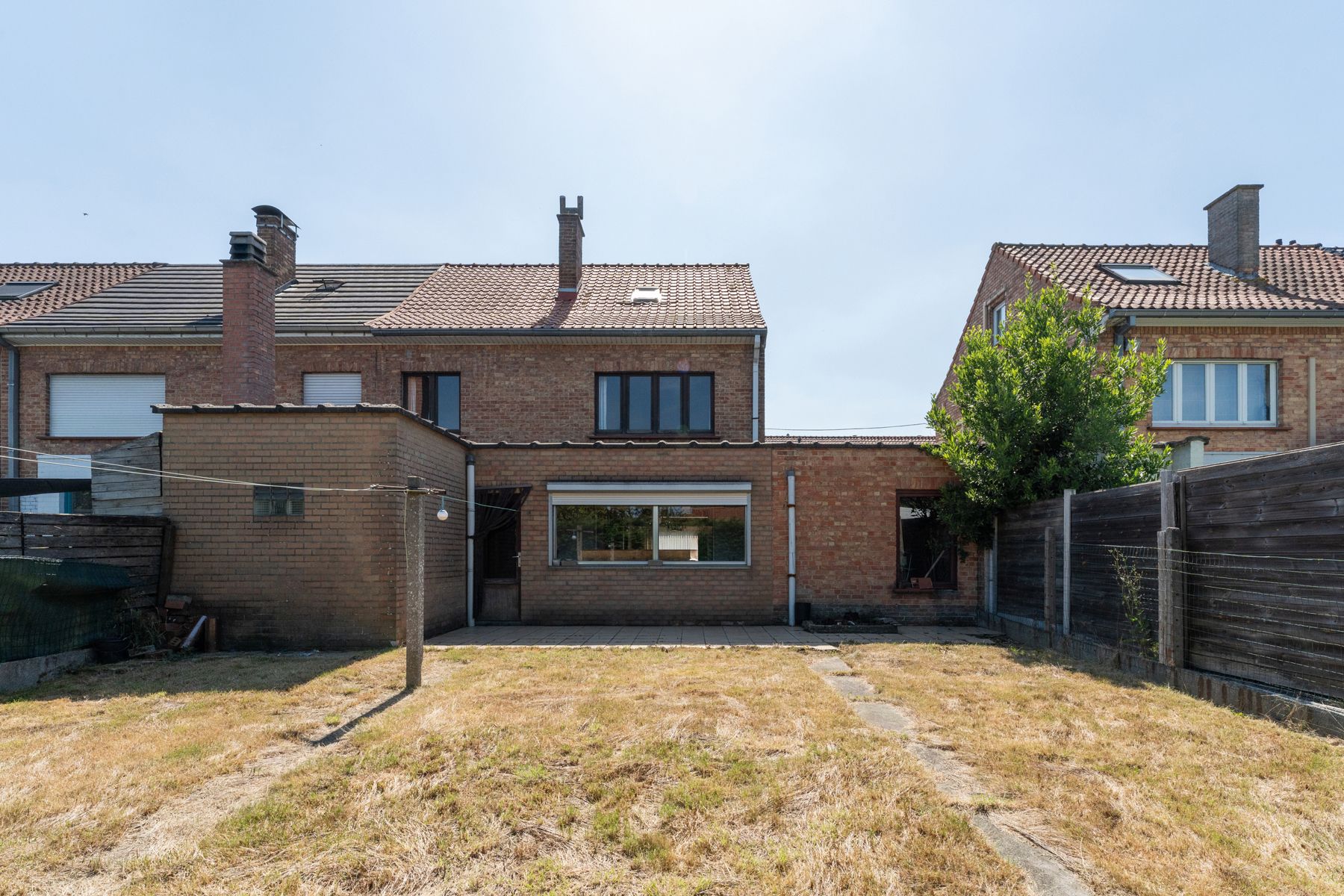 Op te knappen woning met tuin en garage foto 22