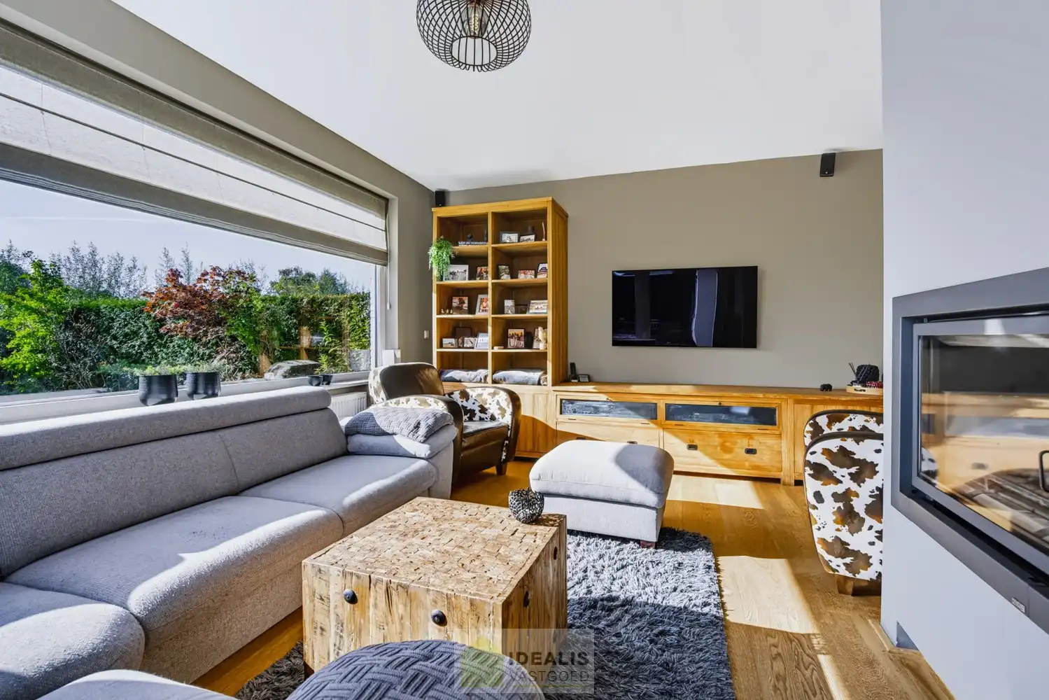 IDEALIS VASTGOED – EEN HUIS OM VERLIEFD OP TE WORDEN! DEZE PRACHTIGE INSTAPKLARE (LEVENSBESTENDIGE) VILLA MET EEN HEERLIJKE LICHTRIJKE LEEFRUIMTE VOORZIEN VAN EEN OPEN KEUKEN, 5 SLAAPKAMERS, 2 BADKAMERS, EEN PERFECT AANGELEGDE TUIN IN ALLE PRIVACY, UITGERUST MET EEN GOED VOORZIENE BUITENKEUKEN EN BIJGEBOUWEN INGERICHT VOOR WELLNESS (HOT TUB) EN BERGRUIMTE! EEN MUST VISIT VOOR ZIJ OP ZOEK NAAR MOOIE HUIZEN! foto 21